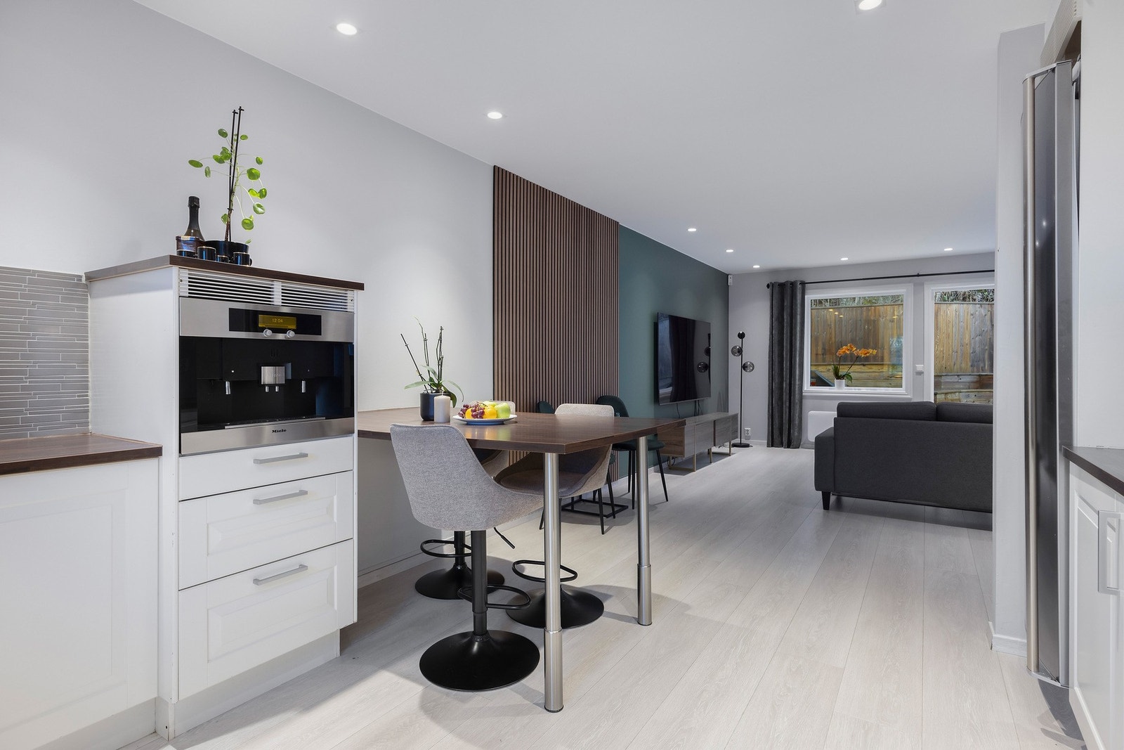 Stue og kjøkkenet ligger i en åpen løsning. Galleribilde