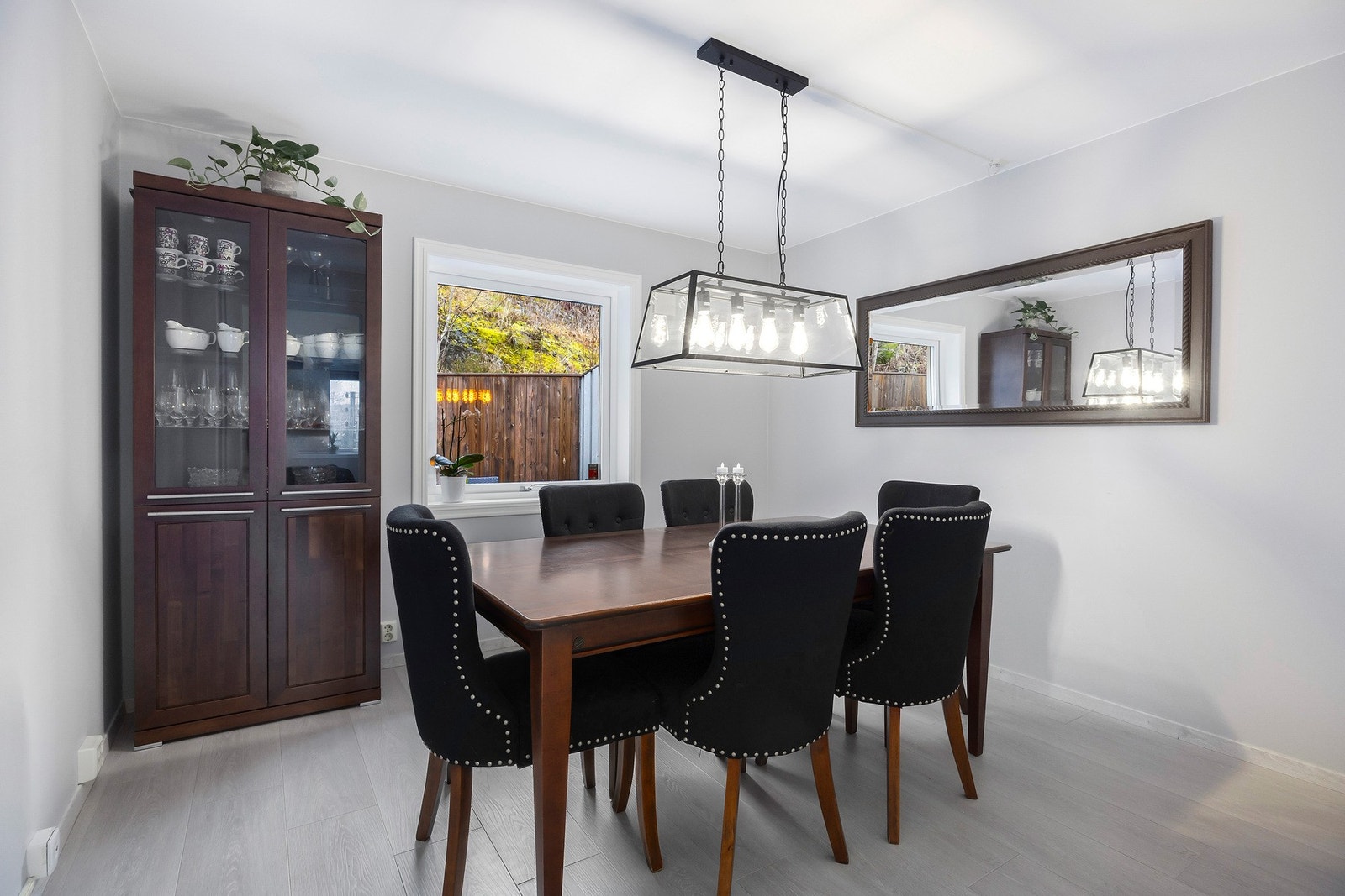 Romslig spisestue med plass til stort bord. Galleribilde