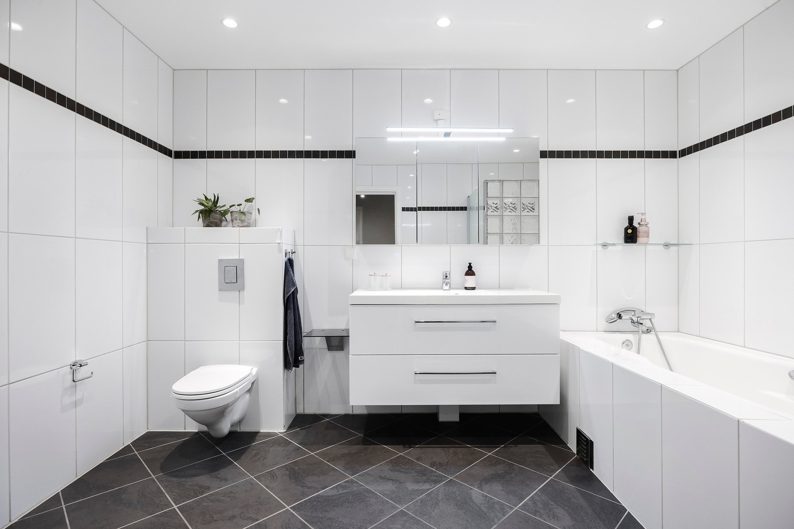 Badet har flislagte overflater med varme på gulv. Galleribilde