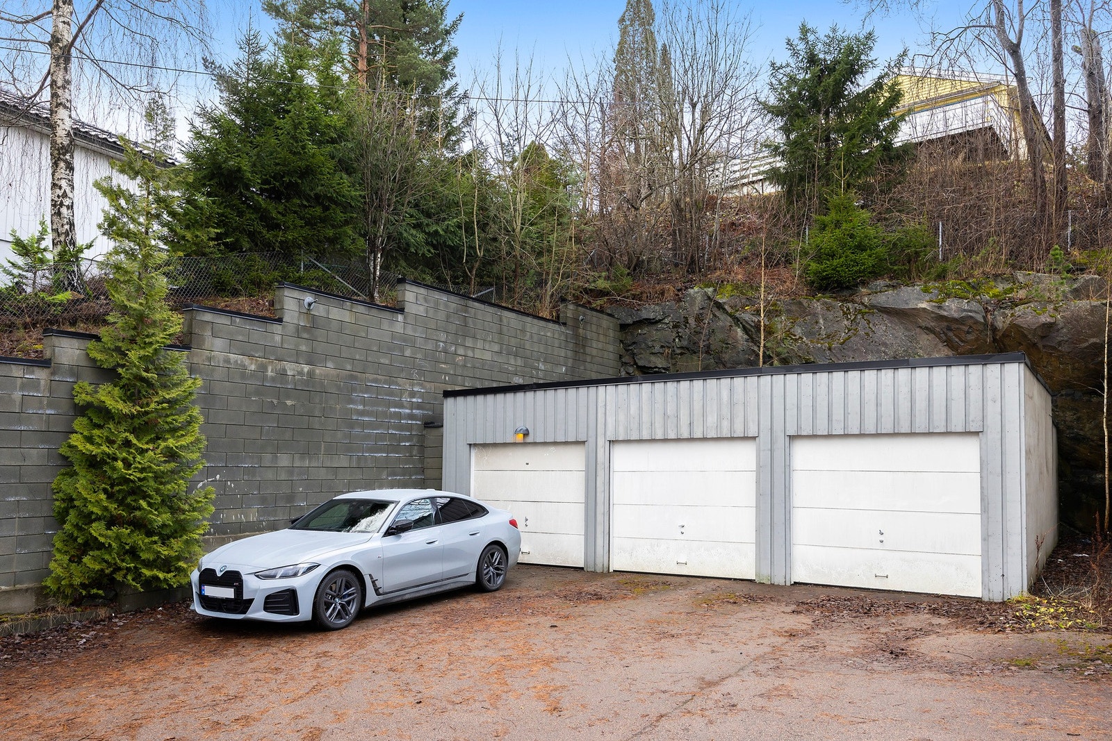 Boligen disponerer en garasjeplass i felles garasjerekke. Galleribilde