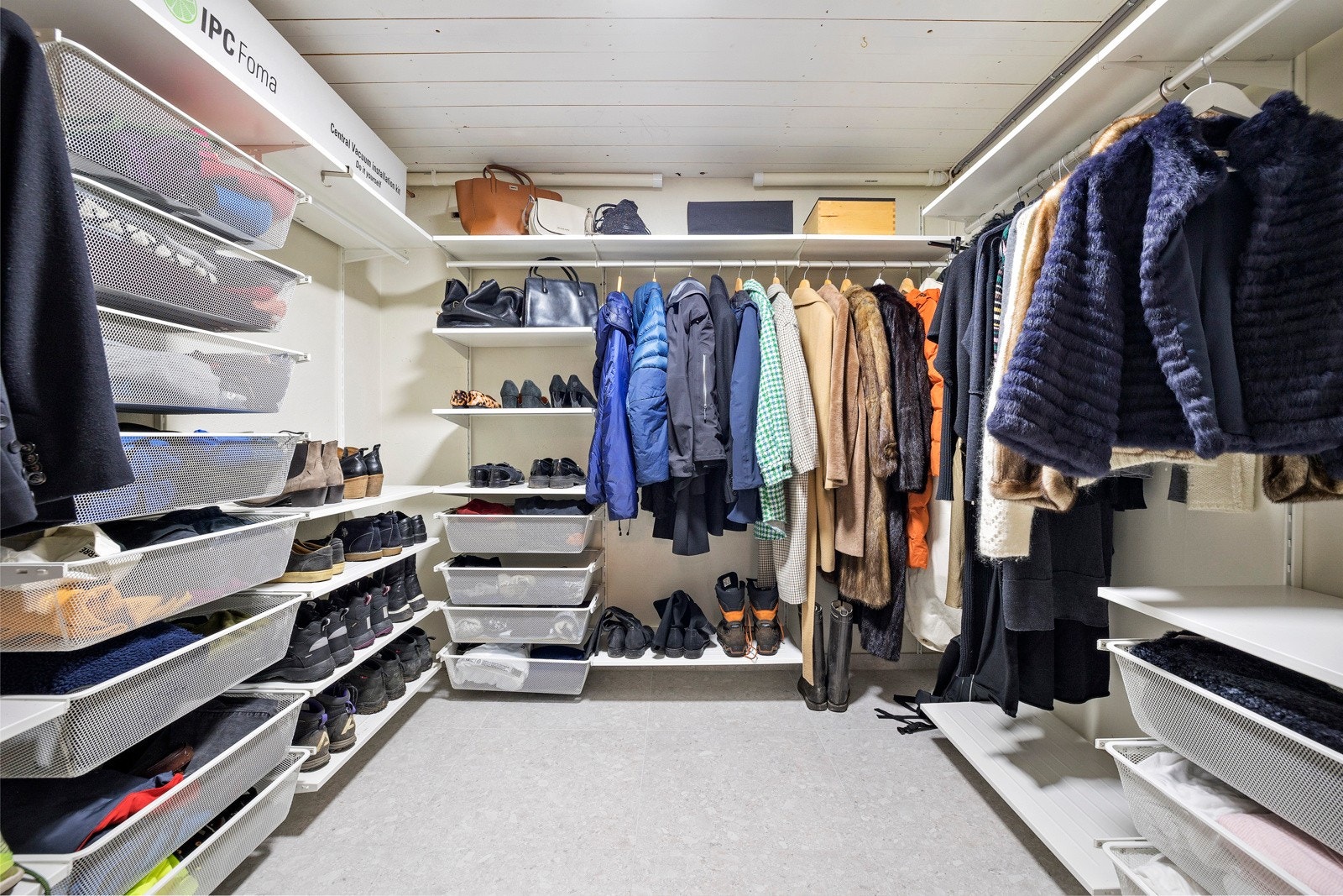 I tillegg til to omkledningsrom er det en romslig bod i underetasjen, samt et hobbyrom/trimrom med utgangsdør. Galleribilde