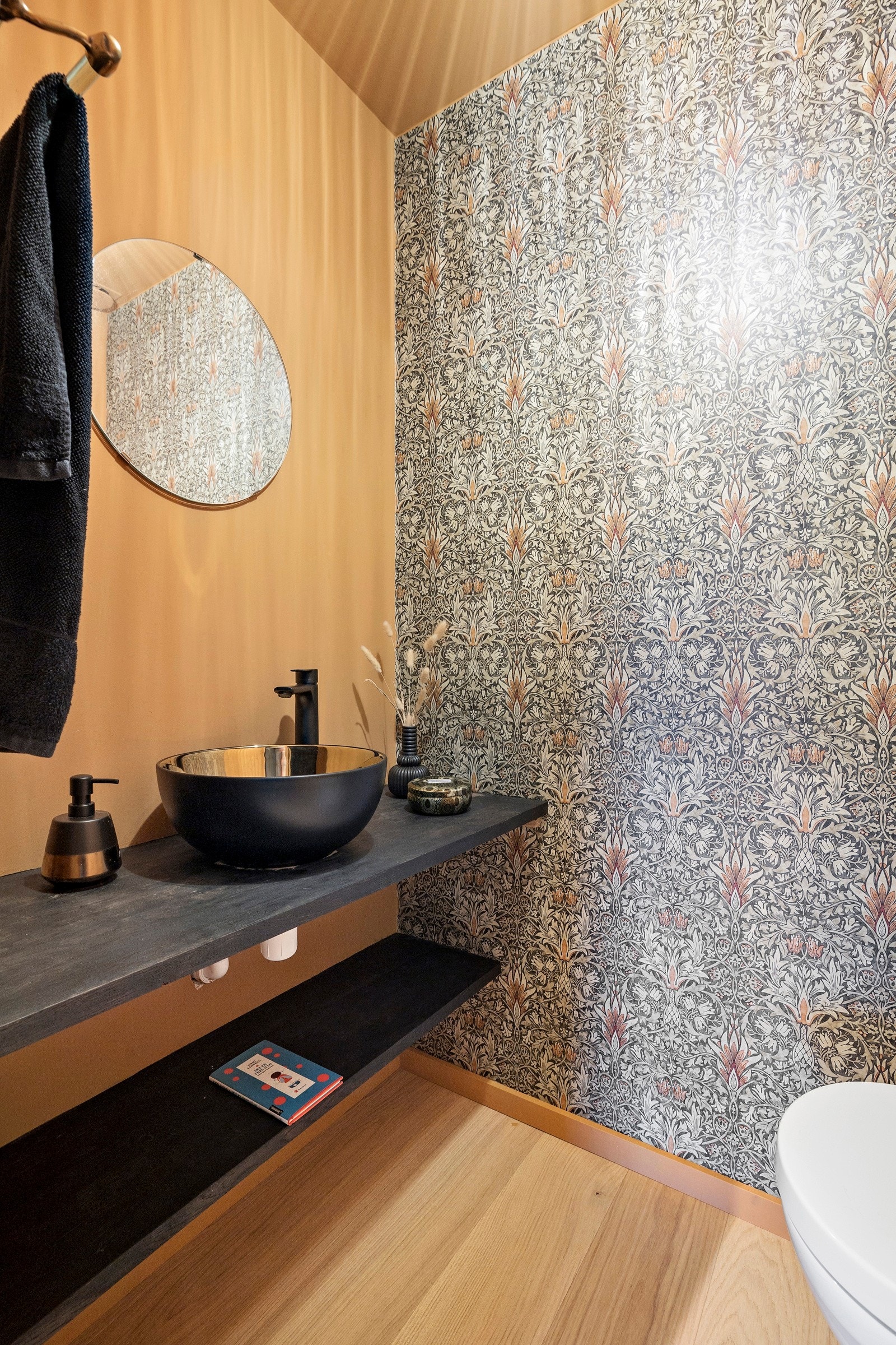 Gjestetoalettet er nytt i 2023 og ligger i hovedetasjen ved stuen/kjøkkenet. Galleribilde