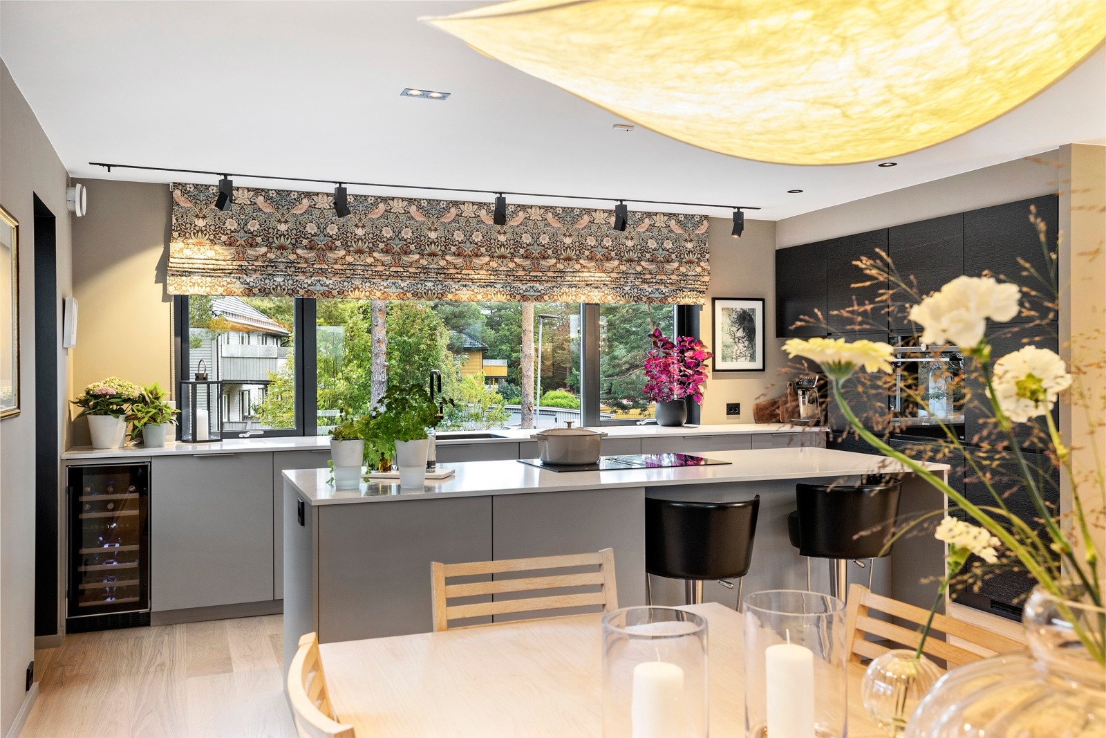 Her kan man være sosial mens maten lages. Fra kjøkkenet er det utgang til terreng på nordsiden av huset. Galleribilde