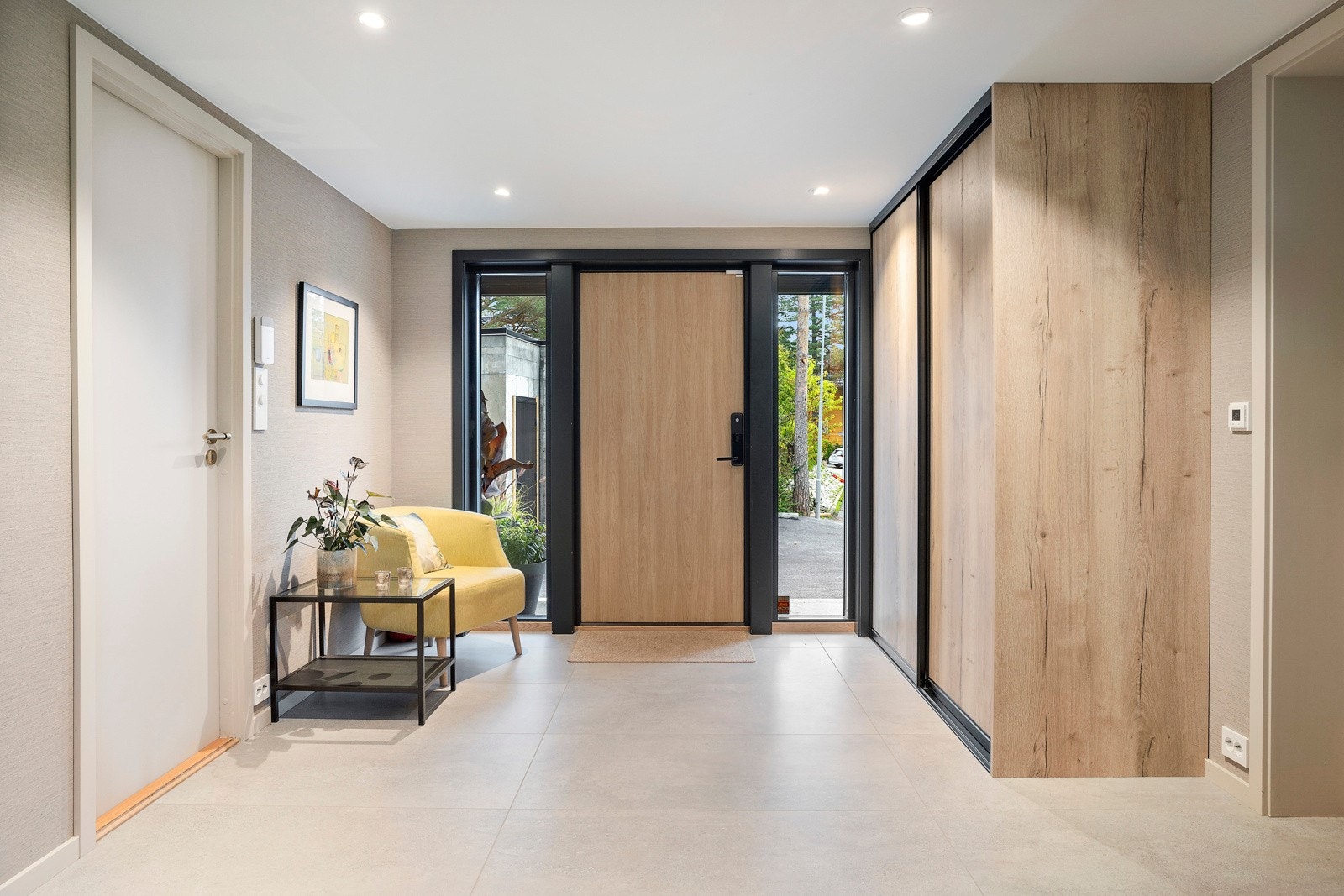 Hallen er innbydende og romslig med gulvvarme, fliser og tapetserte veggflater. Her er ingenting overlatt til tilfeldighetene. Galleribilde