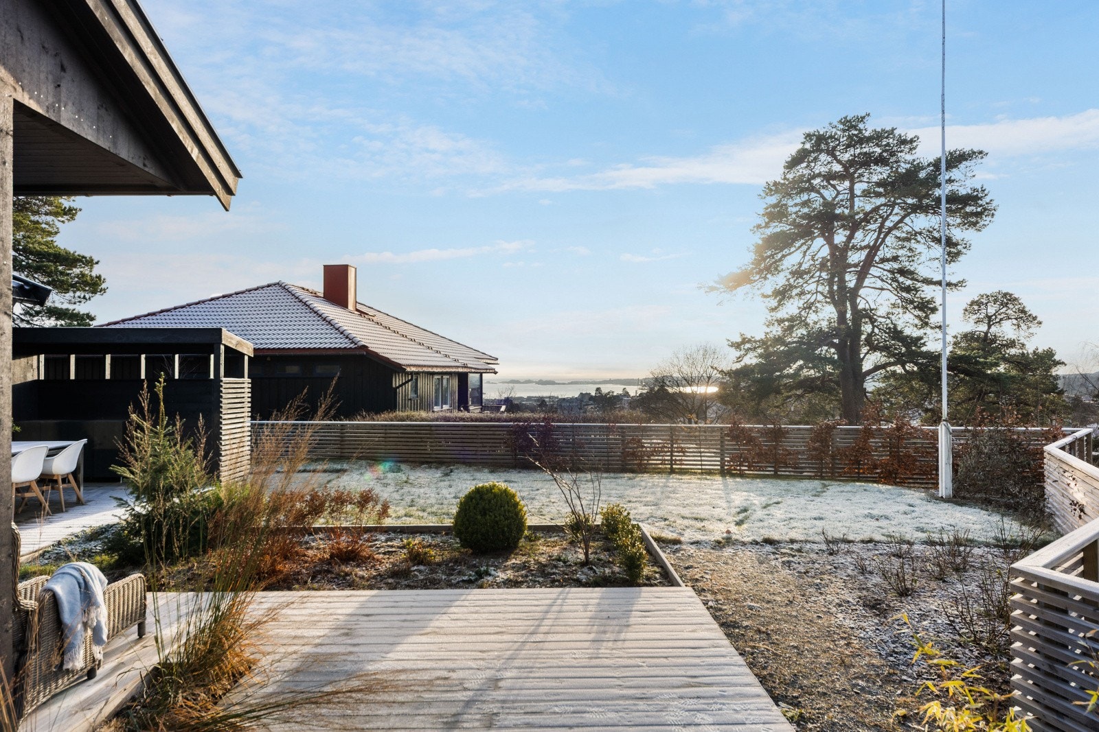 Det er flere lune og fine uteplasser rundt eiendommen, med utsikt utover landskapet, nabolaget og fjorden. Galleribilde