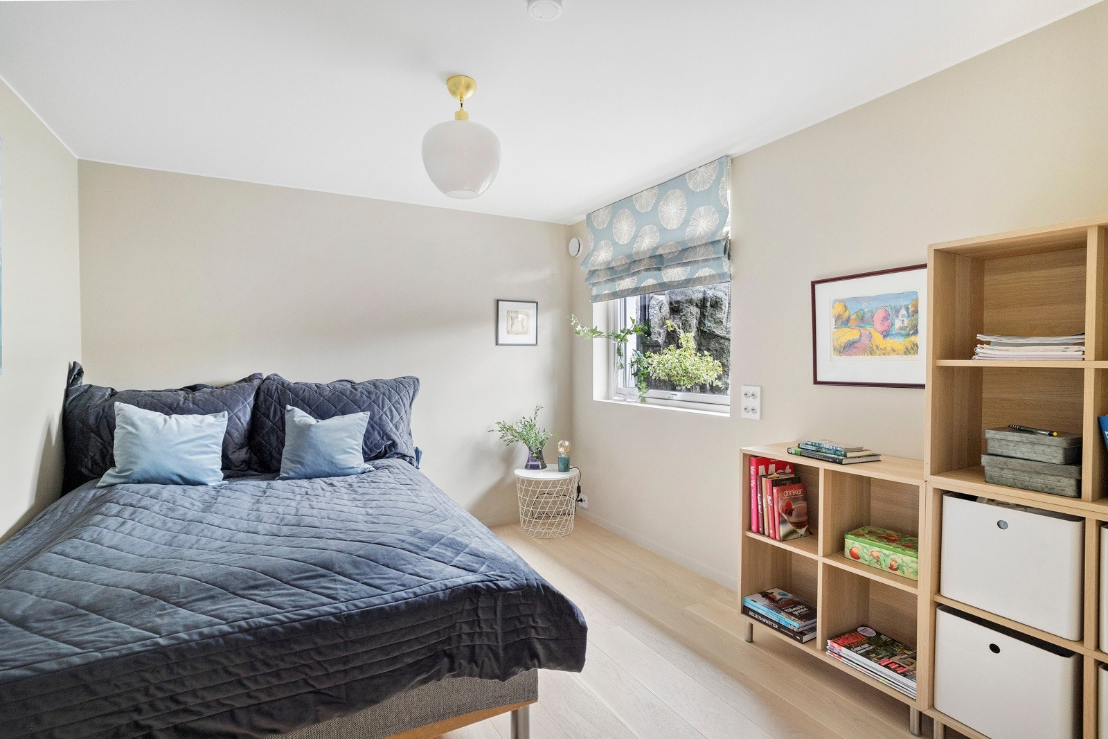 Dette soverommet ligger i underetasjen og har varmefolie under parkettgulvet. Galleribilde