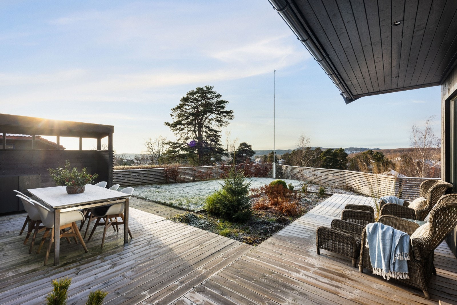 Boligen ligger på en solrik utsiktstomt på 997,8 kvm med synlig fjell i dagen og flott opparbeidet hage. Galleribilde