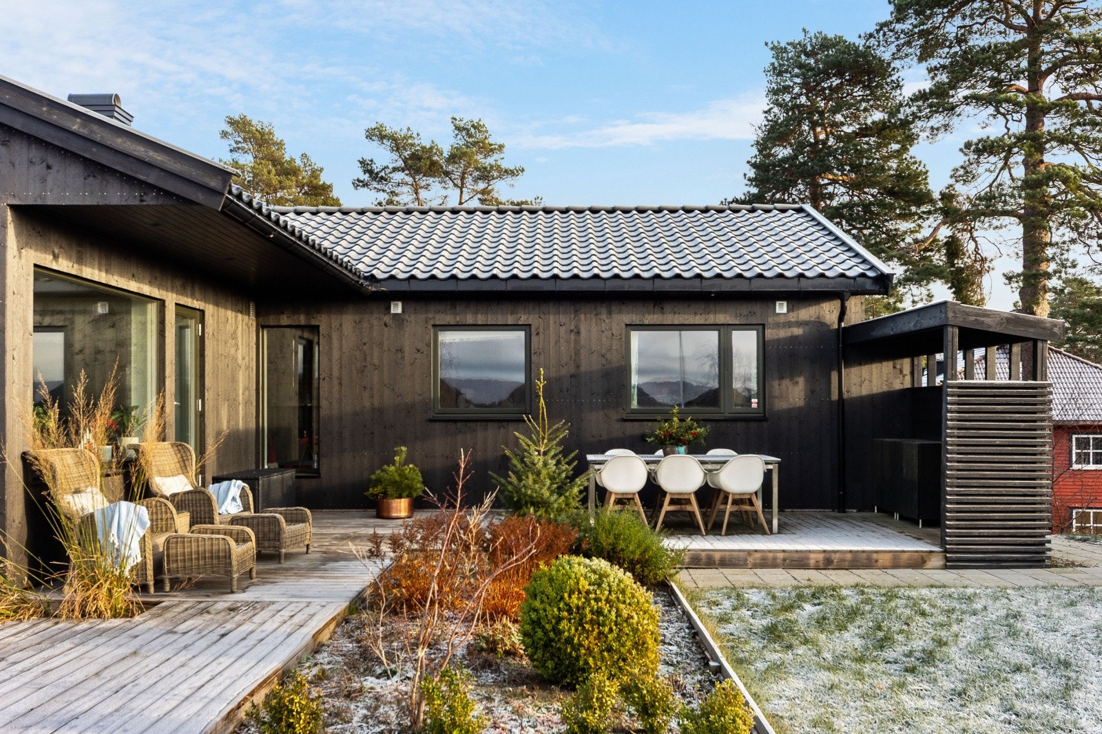 I forbindelse med renoveringen av boligen i 2022-2023 er det etterisolert både ute og inne, skiftet kledning, satt inn nye vinduer og dører, samt etterisolert takkonstruksjon og skiftet taktekking/takrenner. Galleribilde