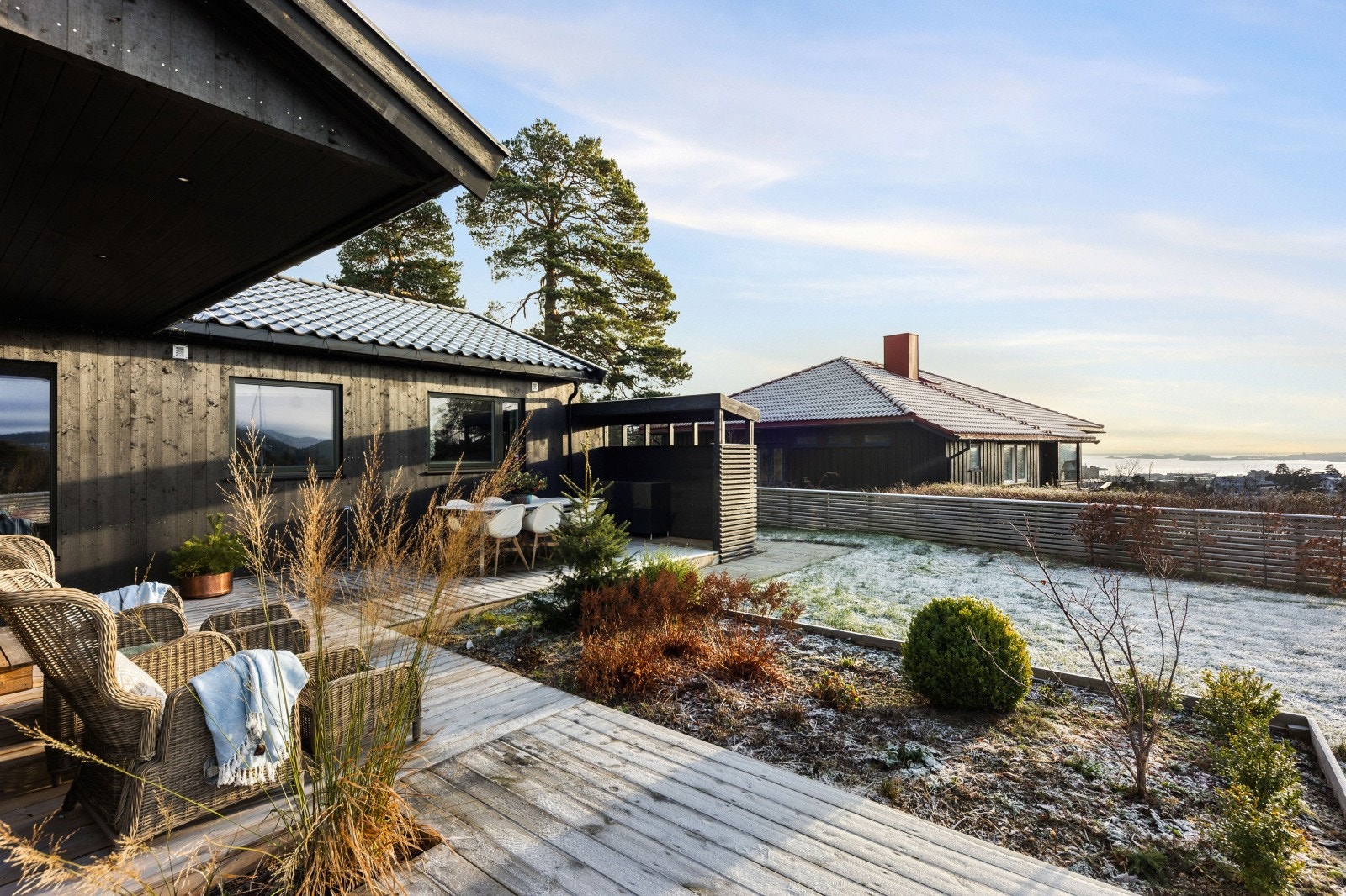 Uteområdene og hagen er svært pent opparbeidet. Her har eier fått hjelp av landskapsarkitekt for en vakker utforming. Galleribilde