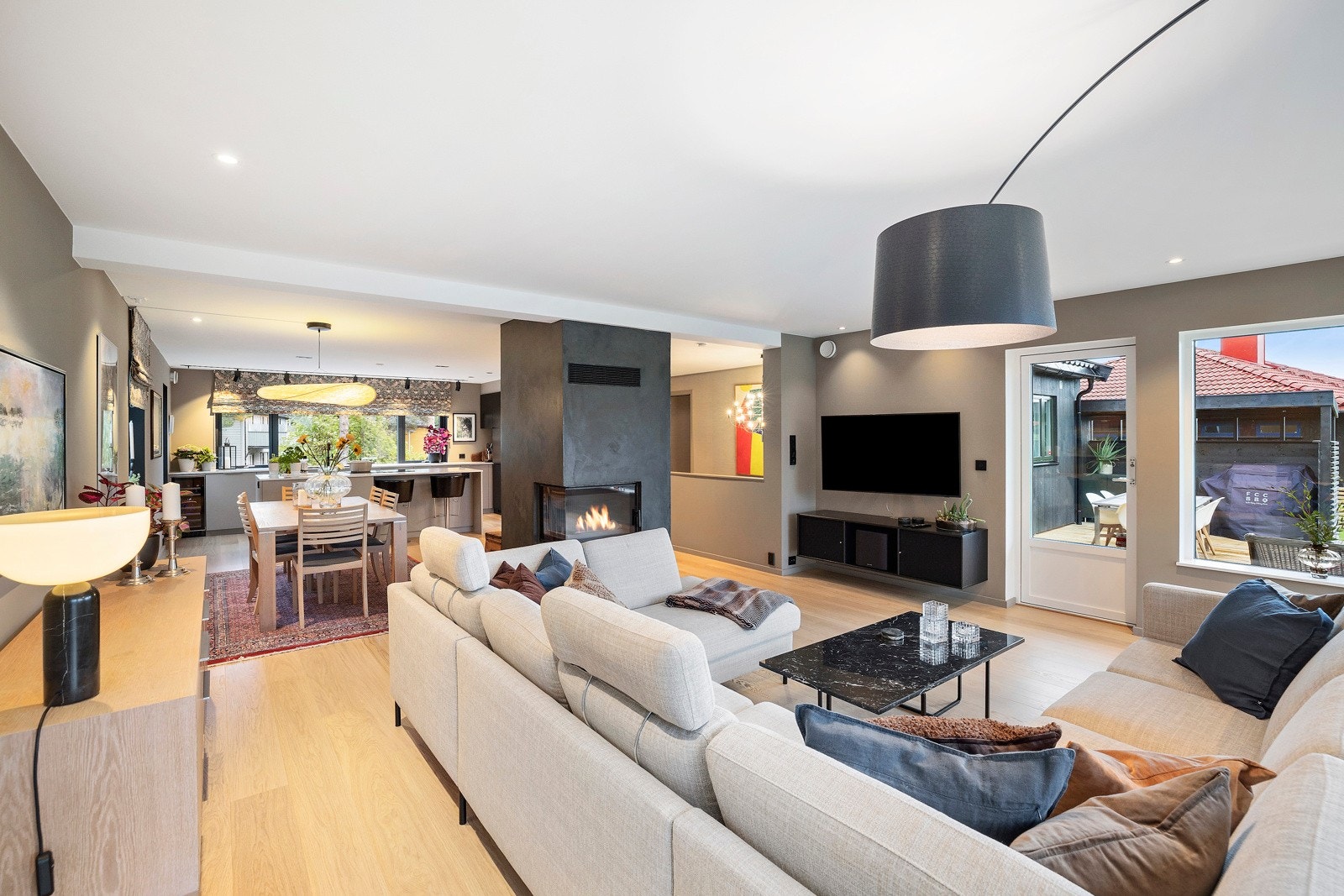 Stuen og kjøkkenet ligger i åpen løsning, med god plass til spisestue i mellom sonene. Galleribilde