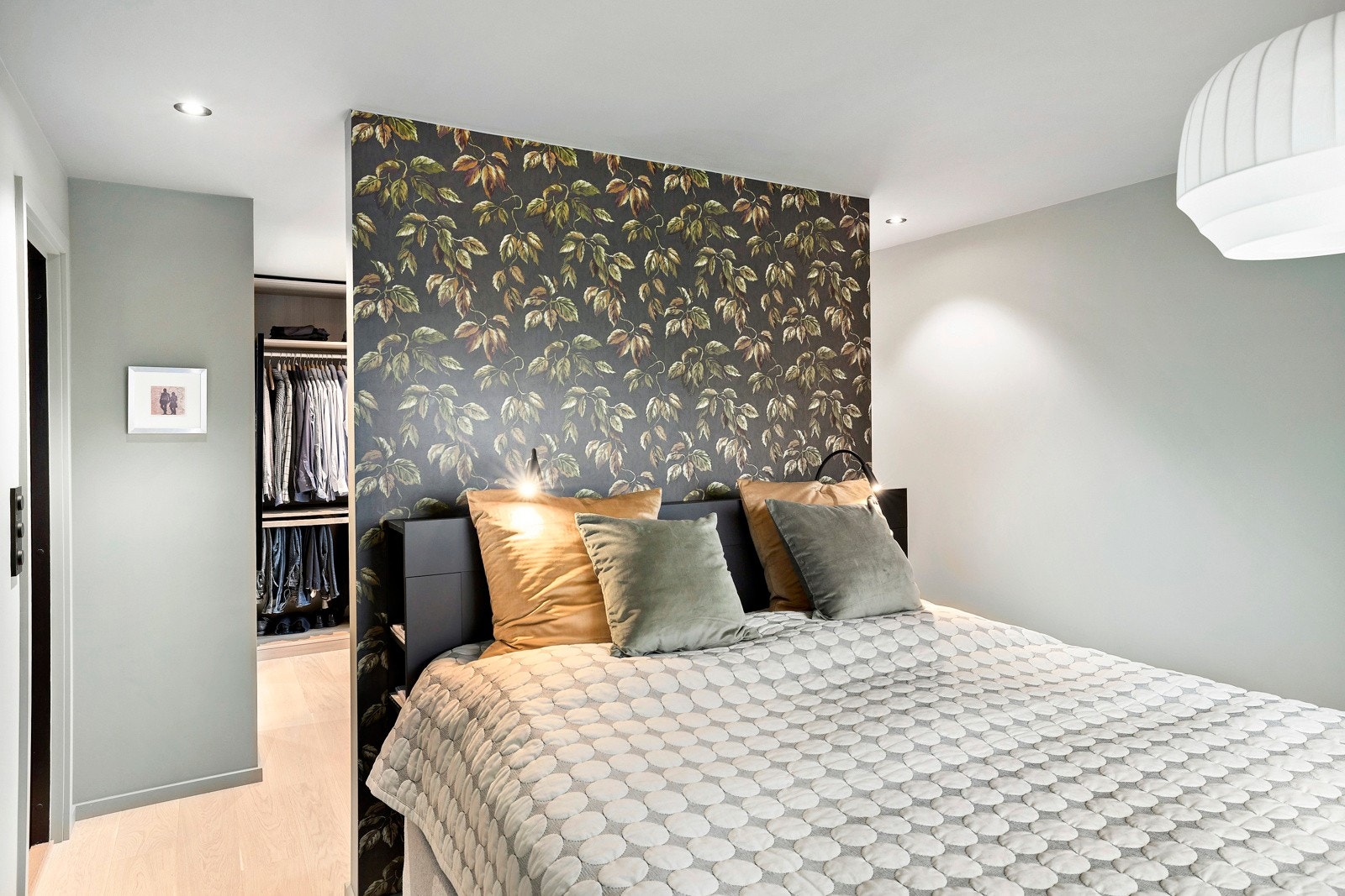 Soverommet er virkelig delikat innredet med fine fargevalg og tapet. Galleribilde