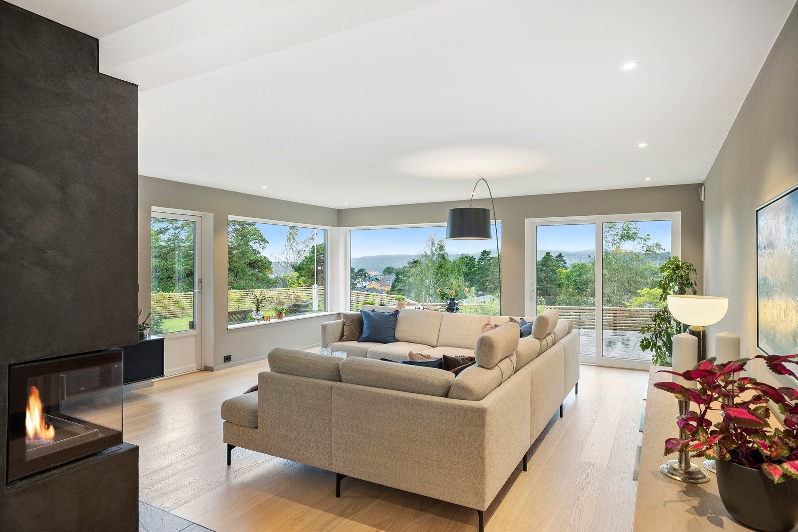 Varmefolie, downlights og enstavs parkett er gjennomgående. Det er installert varme - og lysstyringssystem. Galleribilde