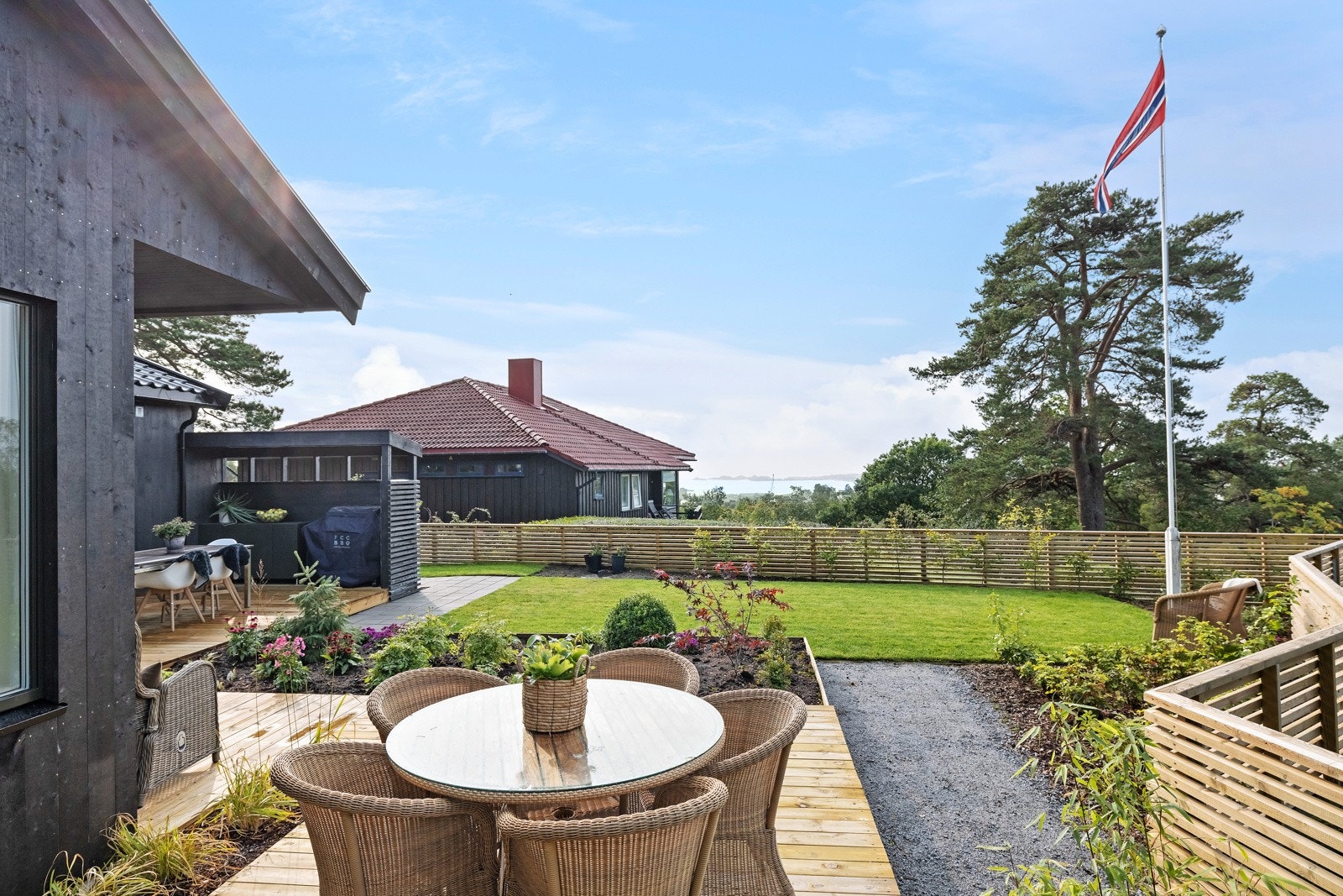 Det er flere lune og fine uteplasser rundt eiendommen, med utsikt utover landskapet, nabolaget og fjorden. Galleribilde