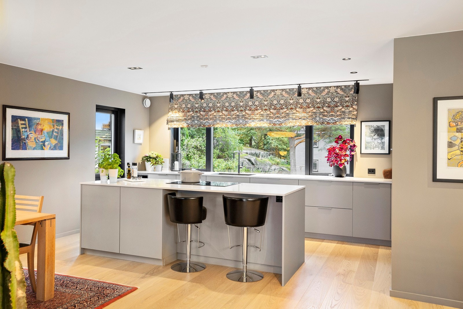 I kjøkkenøya er det stikkontakt på siden og under barløsningen. Galleribilde