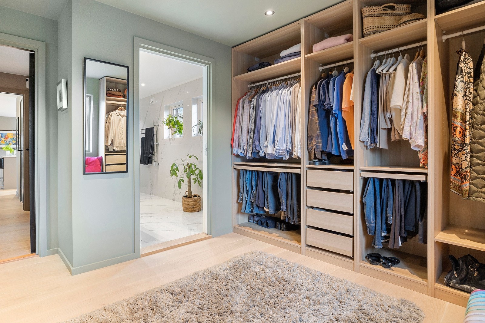 Omkledningsrommet tilhører hovedsoverommet. Det er også et omkledningsrom i tilknytning til bad/vaskerom i underetasjen. Galleribilde