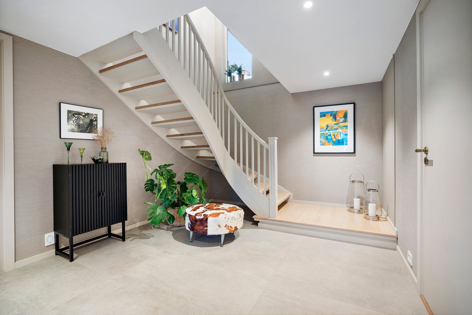 Fra hallen er det dør til bad/vaskerom, soverom og en bod, samt trapp til andre etasje. Galleribilde