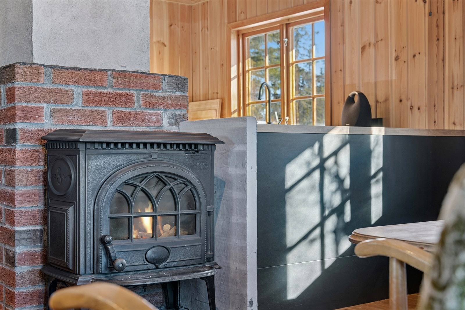 Peisovn i stuen som varmer godt på kalde dager. Galleribilde