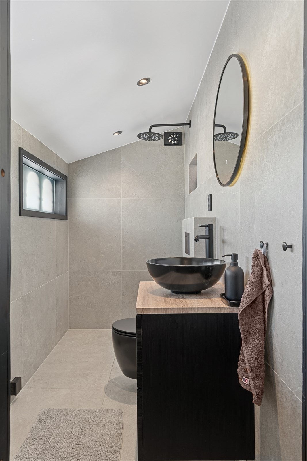 Baderom fra 2022 med lekker innredning. Fliser på gulv og vegger. Varme i gulv Galleribilde