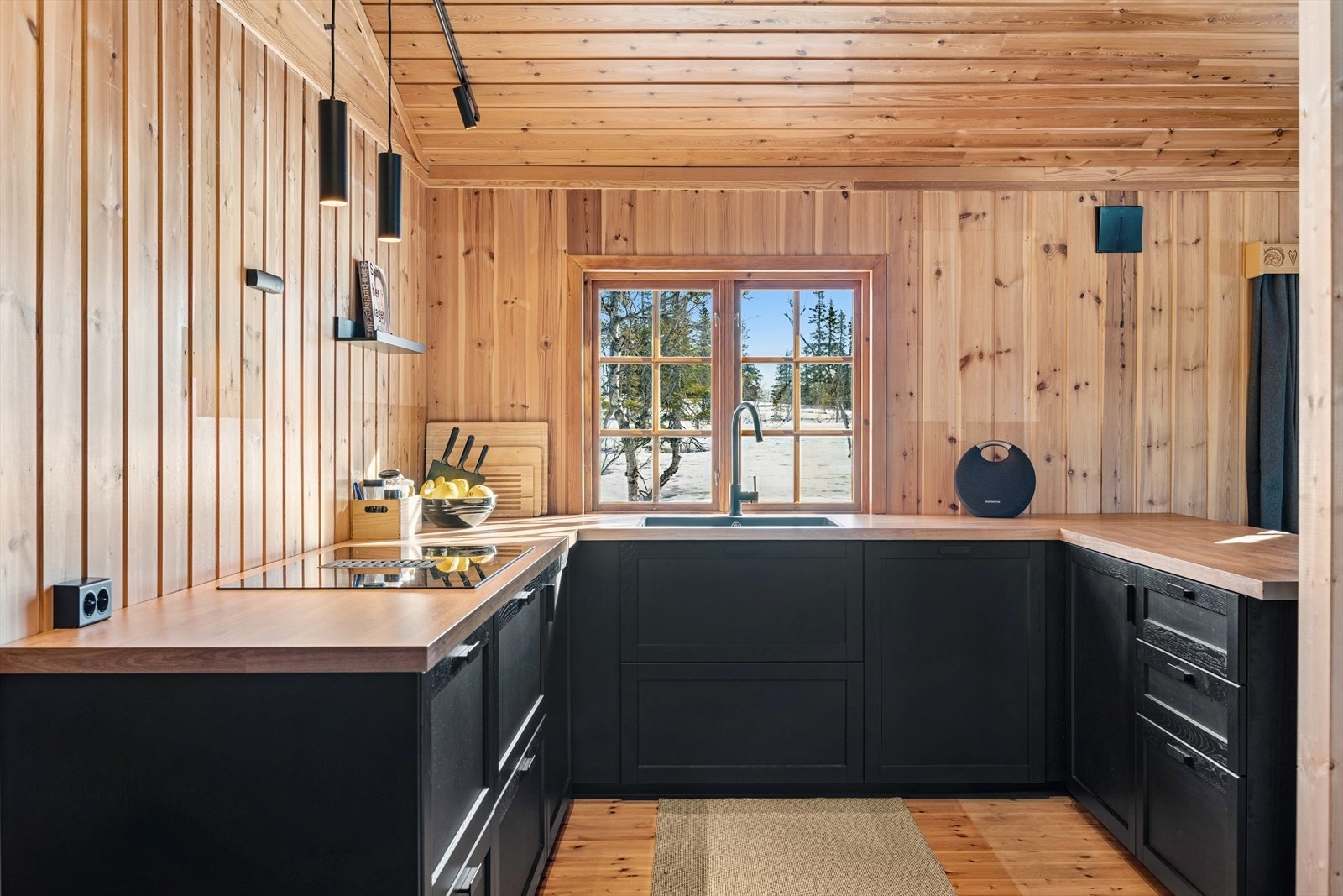 Kjøkken fra 2022 med moderne overflater Galleribilde