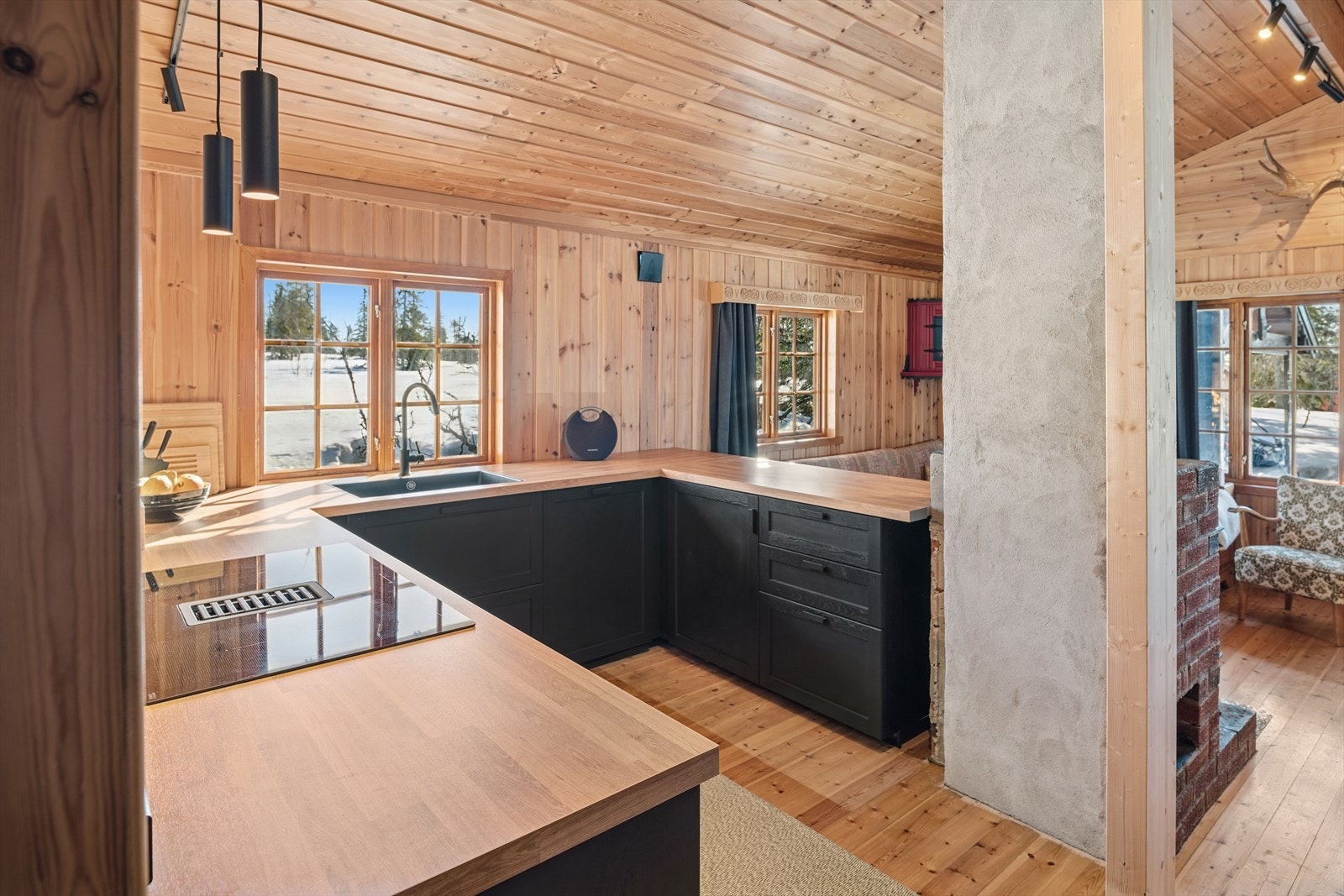 Kjøkkenet har delvis åpen løsning mot stue/spisestue Galleribilde