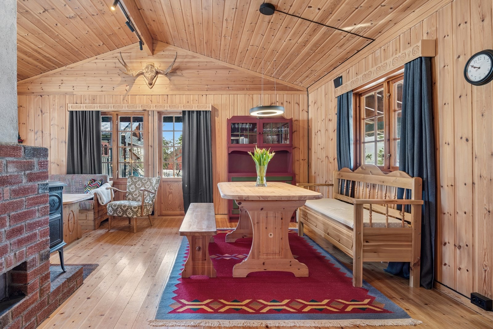 Stuen har god takhøyde, den åpne løsningen mellom stuen og spisestuen bidrar også til en god atmosfære. Fra stuen er det også direkte adkomst ut til overbygget terrasse. Galleribilde