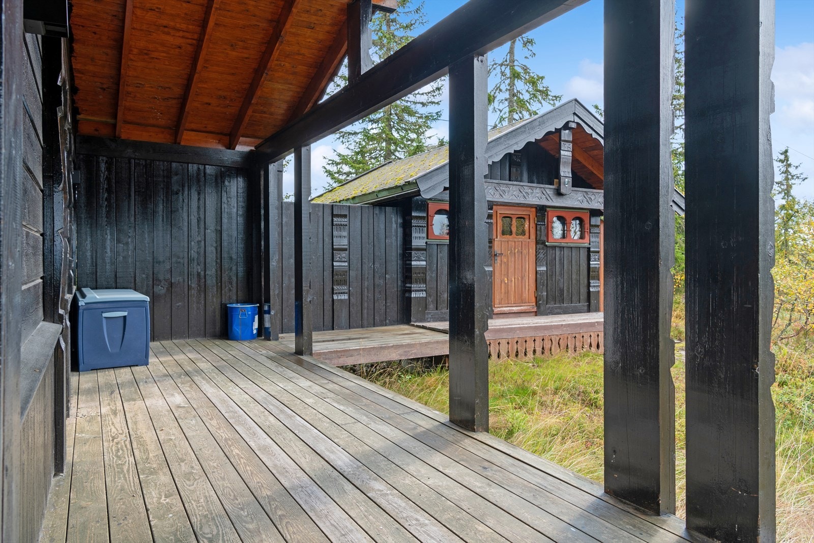 Fra terrassen er det delvis overbygget tilgang til anneks. Galleribilde