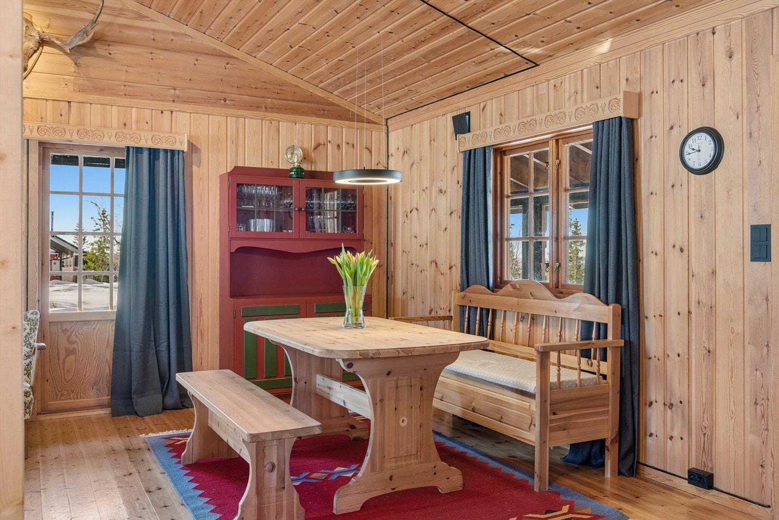 Stuen har god plass til spisegruppe hvor man kan samle både familie og venner til koselige måltider. Galleribilde