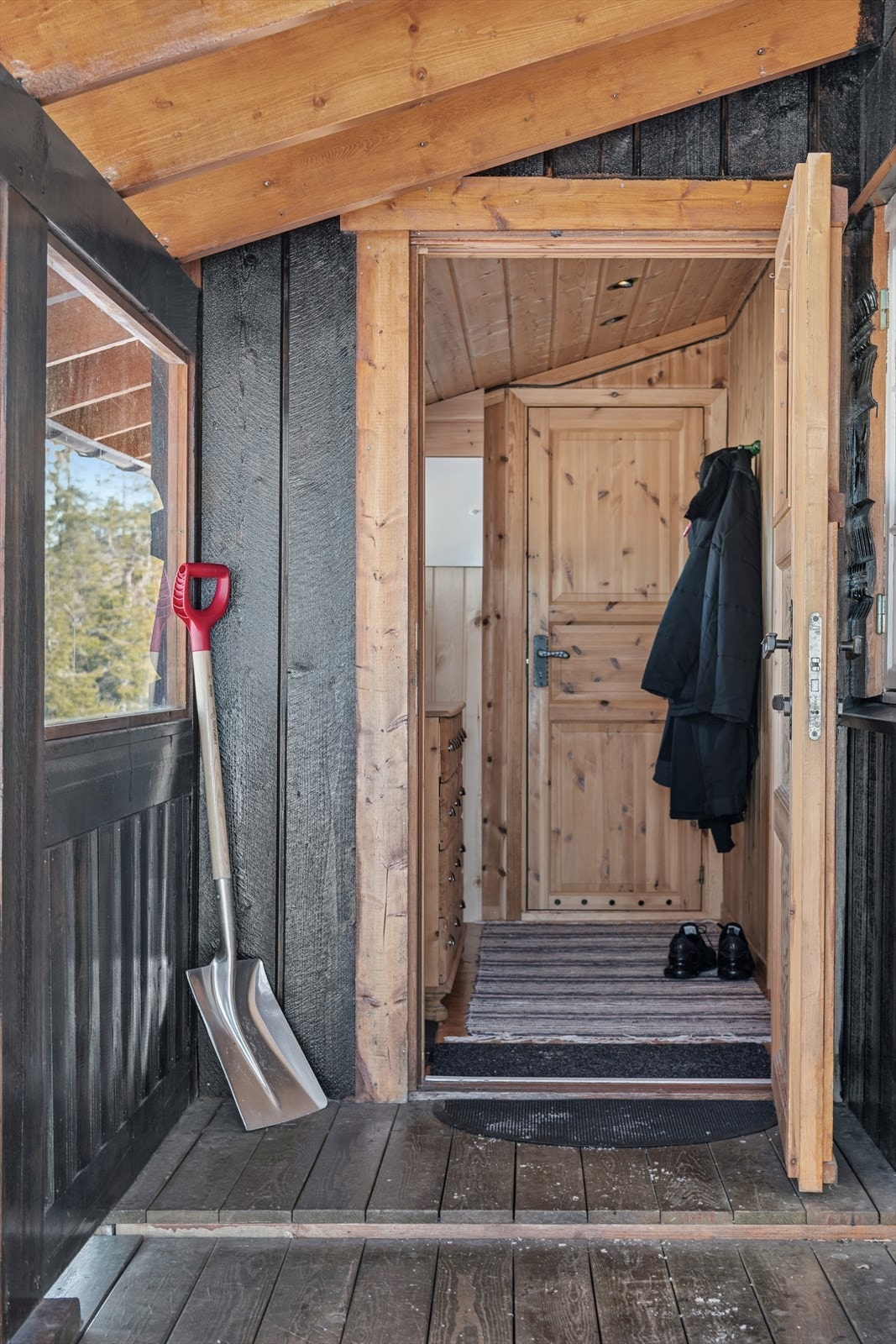 Velkommen inn! Overbygget og innglasset inngangsparti gir en lun entré inn til hytta. Galleribilde