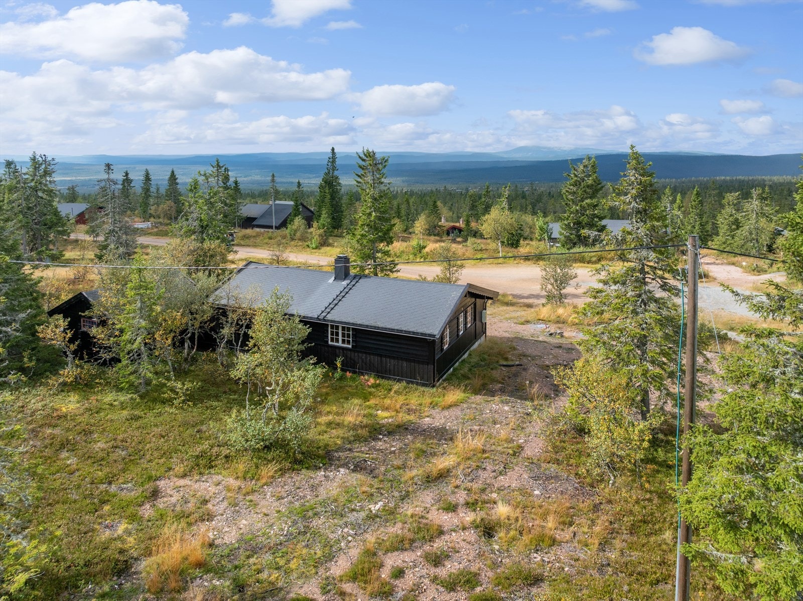 Fra hytta er det fantastisk utsikt til omkringliggende områder Galleribilde
