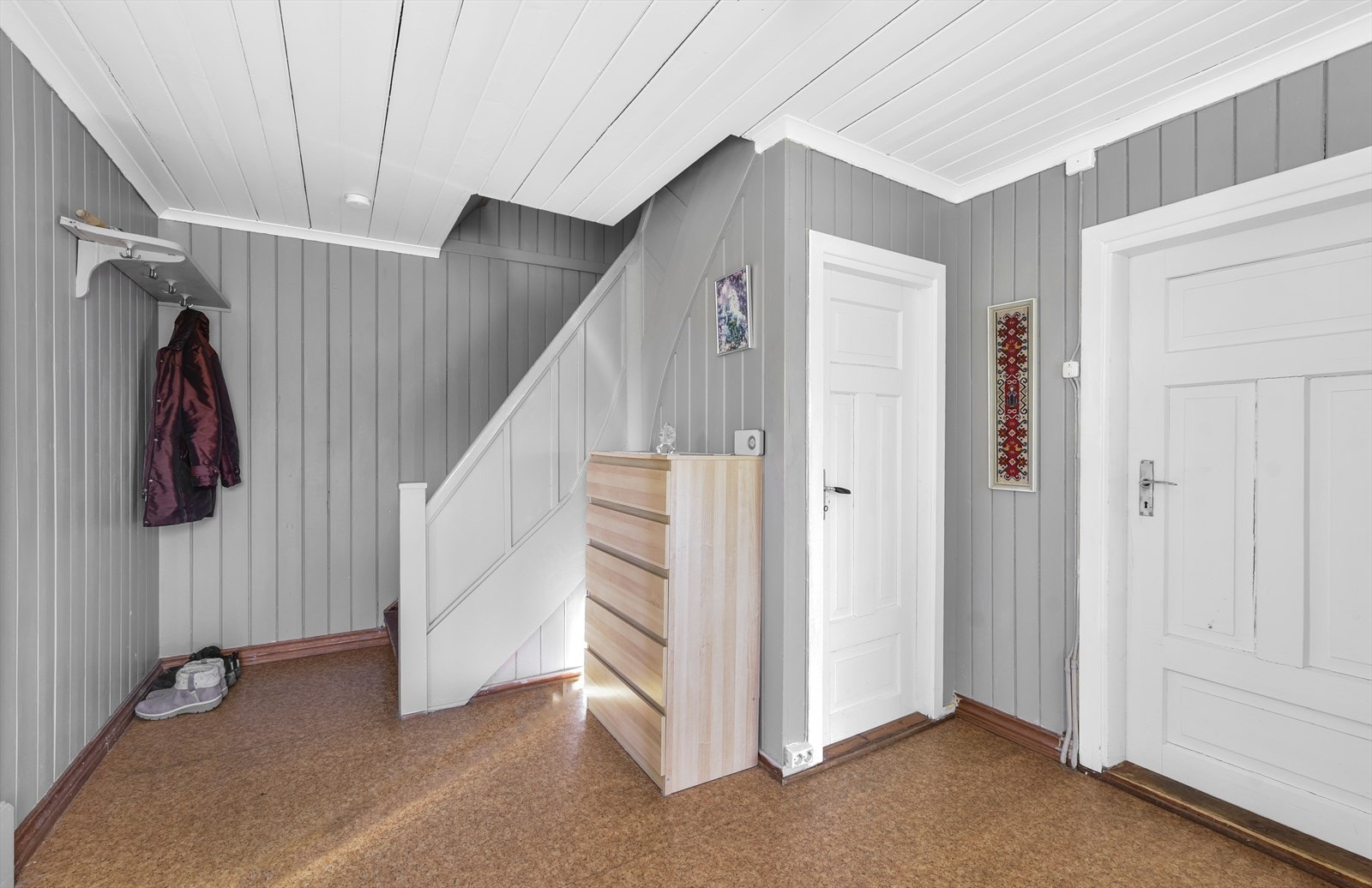 Romslig gang/inngangsparti. 1. etasjen består av inngangsparti, kjøkken, spisestue og stue Galleribilde