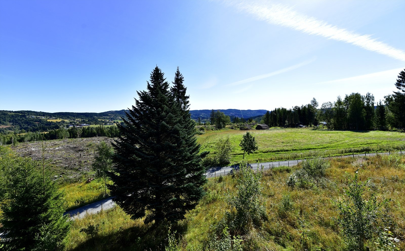 Eiendommen ligger fint til i landlige omgivelser med fin og vid utsikt! Galleribilde