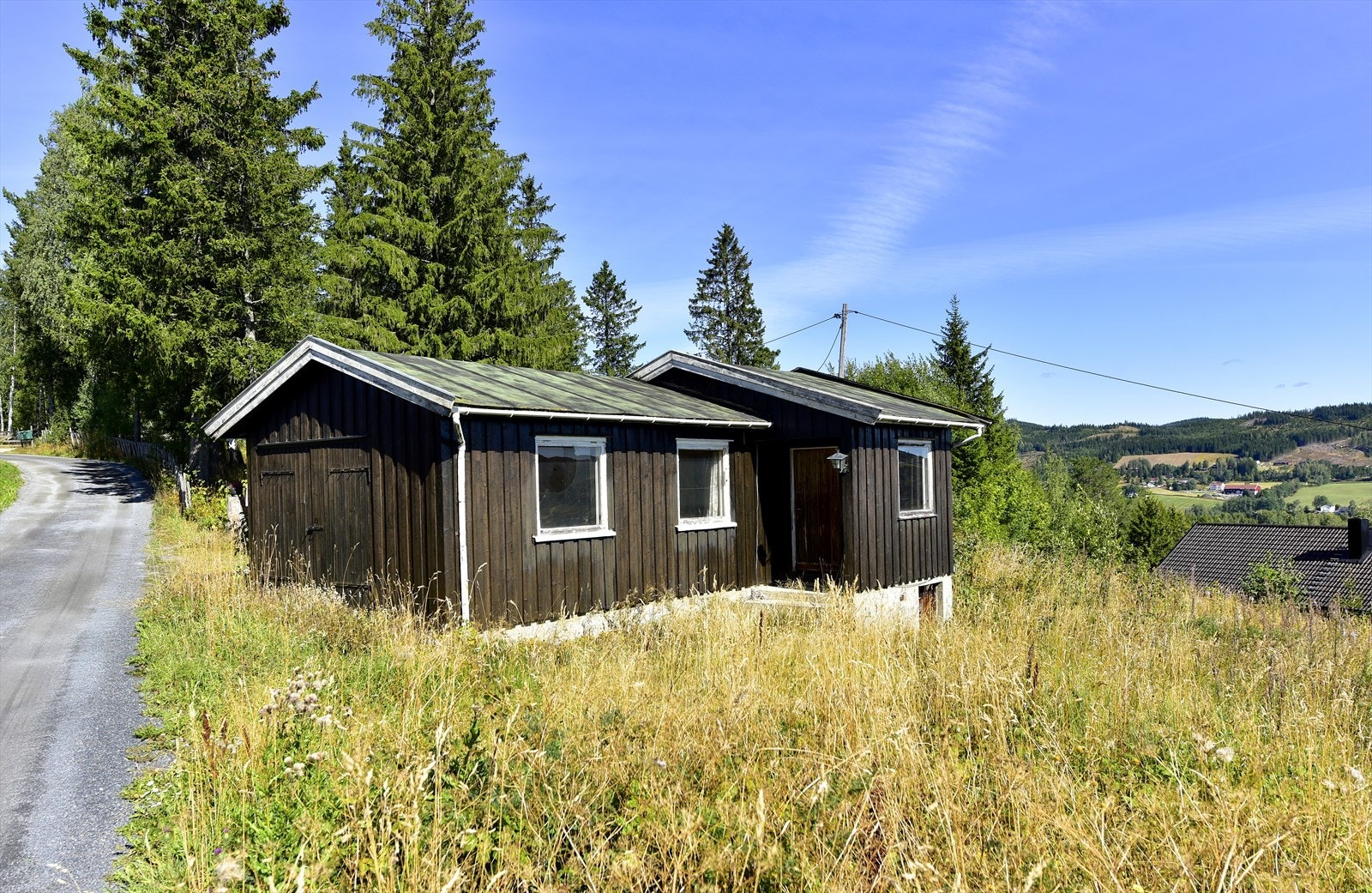 Lengst nord på tomten står et eldre bygg som tidligere har vært brukt til beboelse. Opprinnelig var dette et uthus (el. garasje) som er bygget om. Bygget holder ingen boligstandard i dag og er registrert i kommunen som et fritidsbygg. Ingen innlagt V/A. Galleribilde