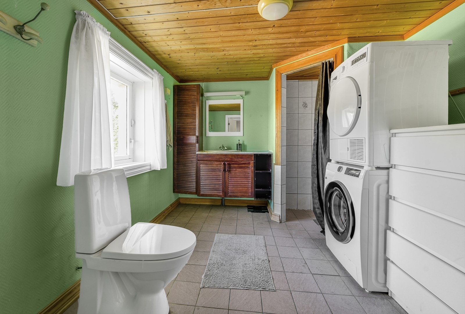 Bad i boligens kjeller, etablert i ca. 1995 i følge eier. Galleribilde