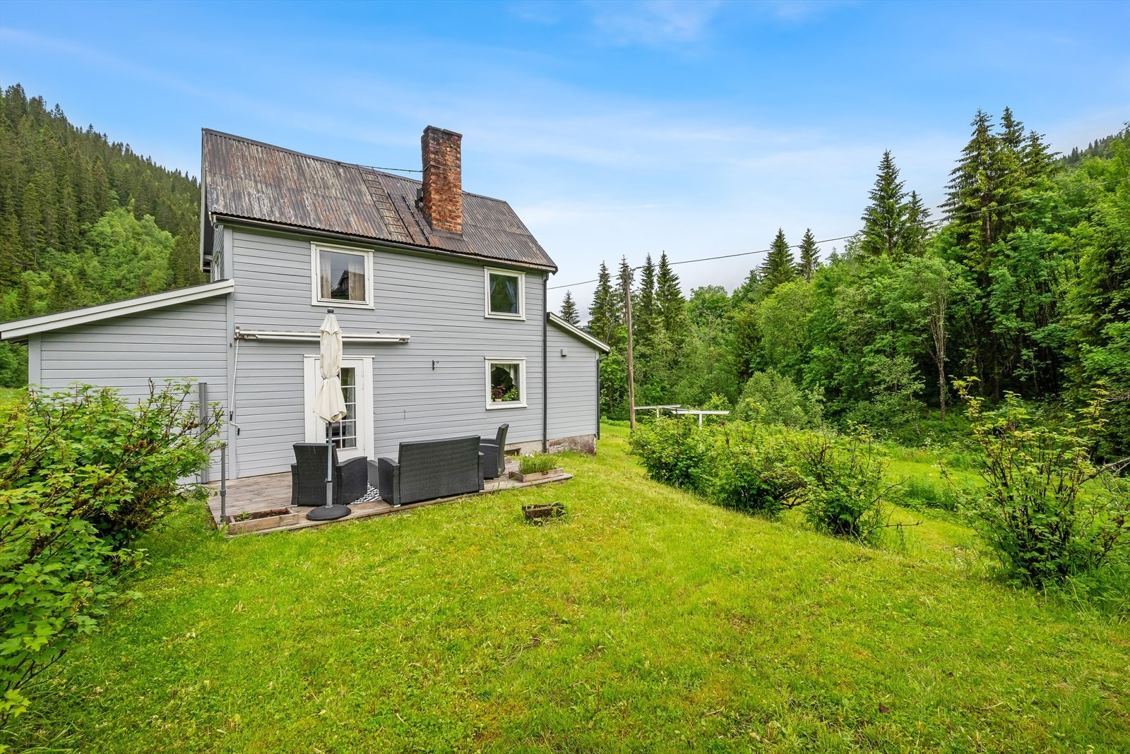 På Singsås er det stadionanlegg med kunstgressbane, de har miniatyrskytebane, kafé og kro med pub, alt innen kort avstand fra boligen. Galleribilde