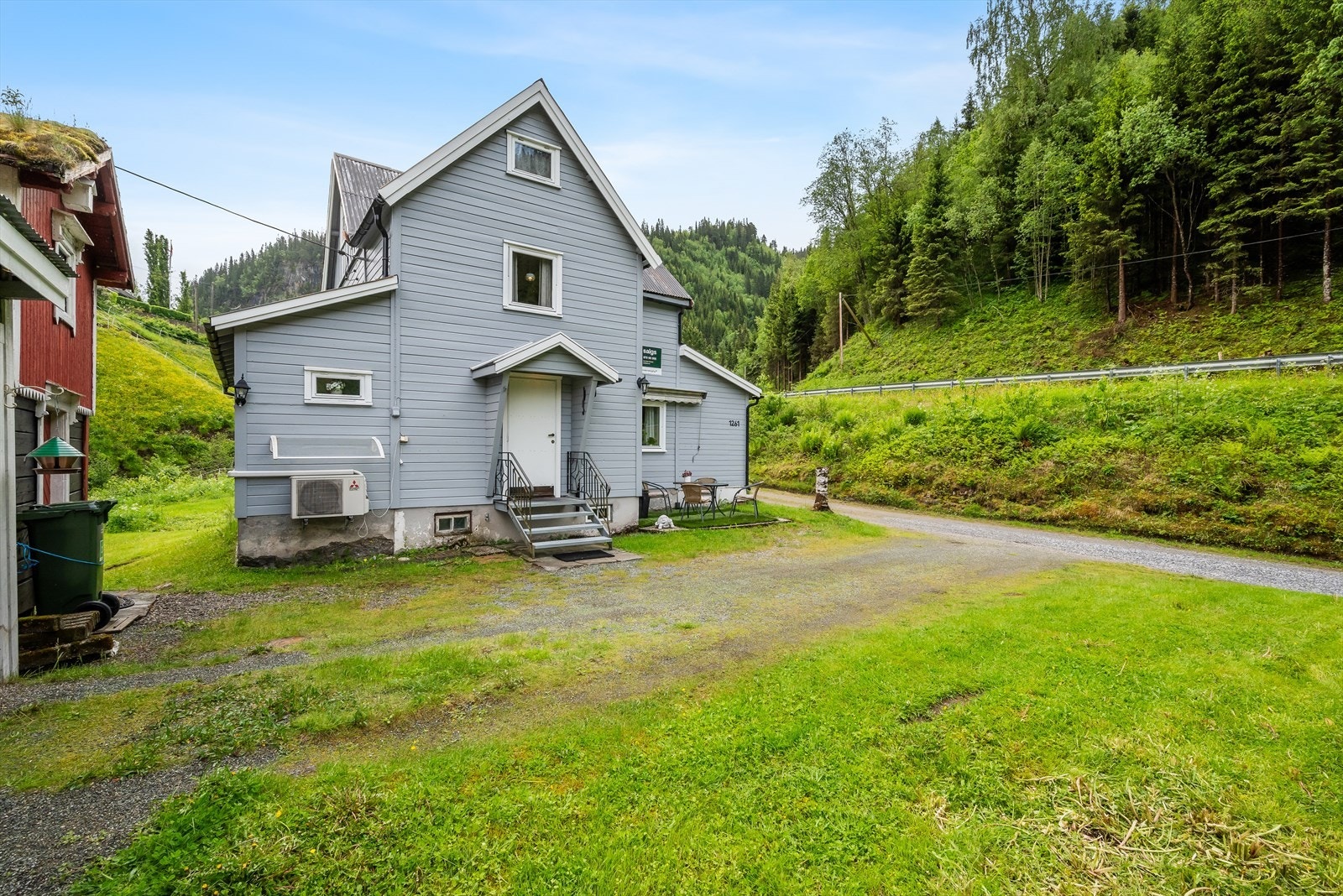 På gårdsplassen og i garasjen er det god plass til parkering av biler. Galleribilde