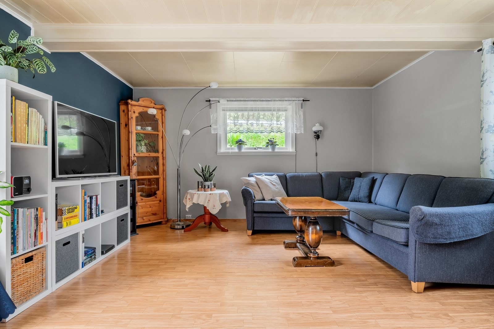 Store vindusflater i stuen sørger for rikelig med naturlig lys til rommet. Galleribilde