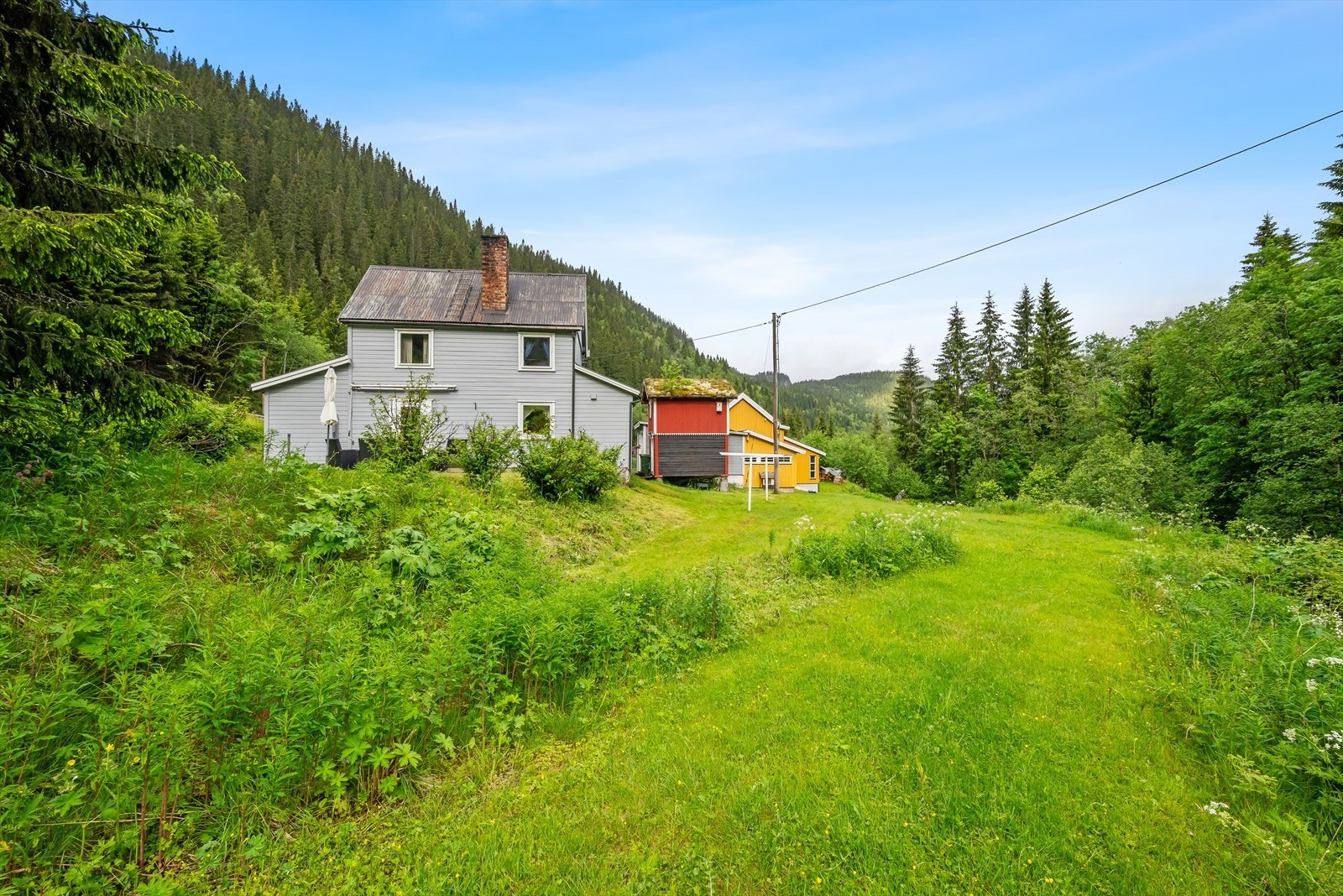 Eiendommen har umiddelbar nærhet til fine tur- og friluftsområder innover i marka. Her finnes flere turstier og fjellvann. Galleribilde