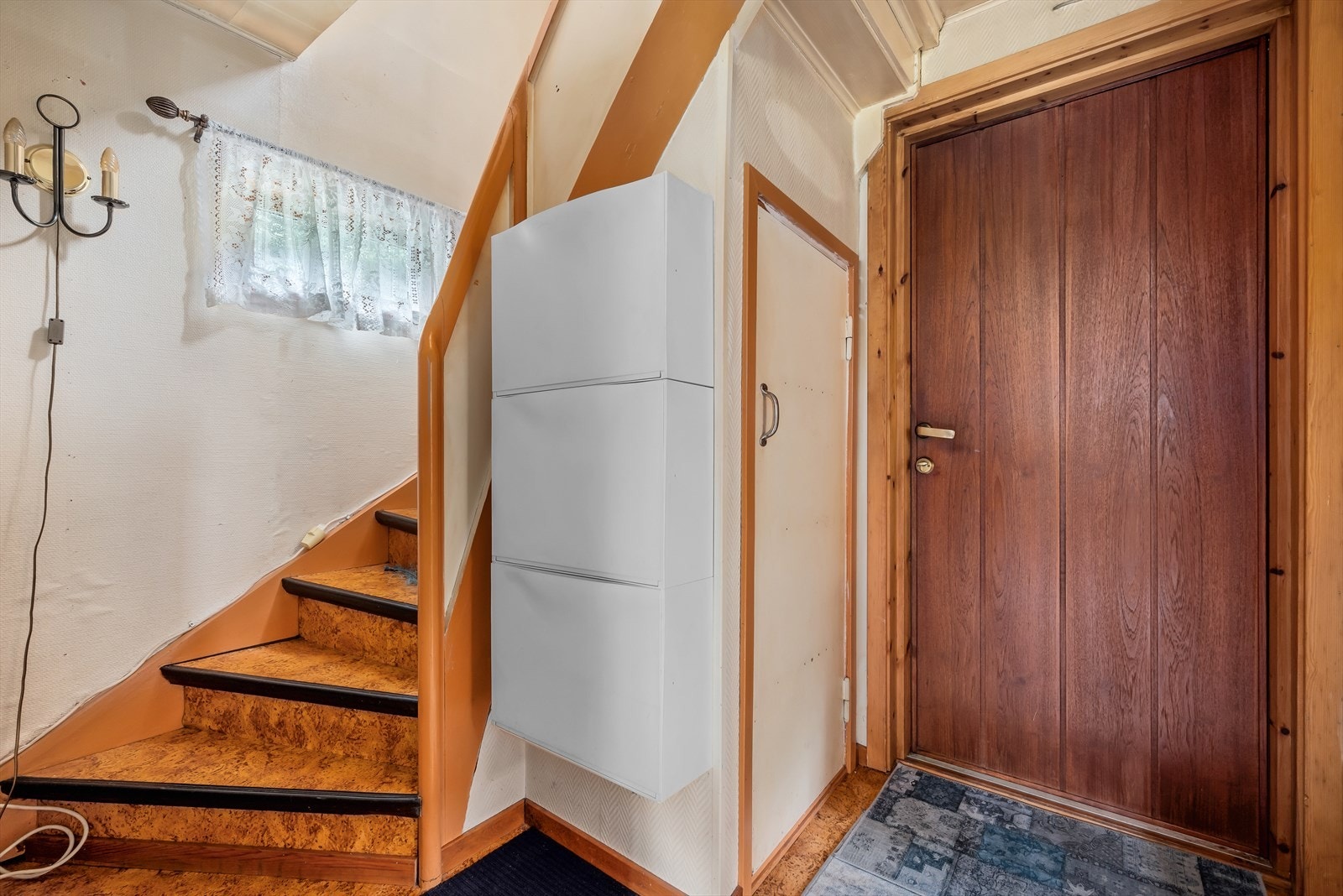 Fra gangen har du adkomst opp til boligens 2. etasje. Her vil man ha plass til oppheng av yttertøy og sko. Galleribilde