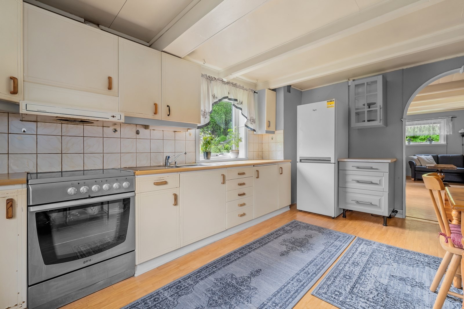 Kjøkkeninnredning med mekanisk avtrekksvifte over stekesonen. Galleribilde