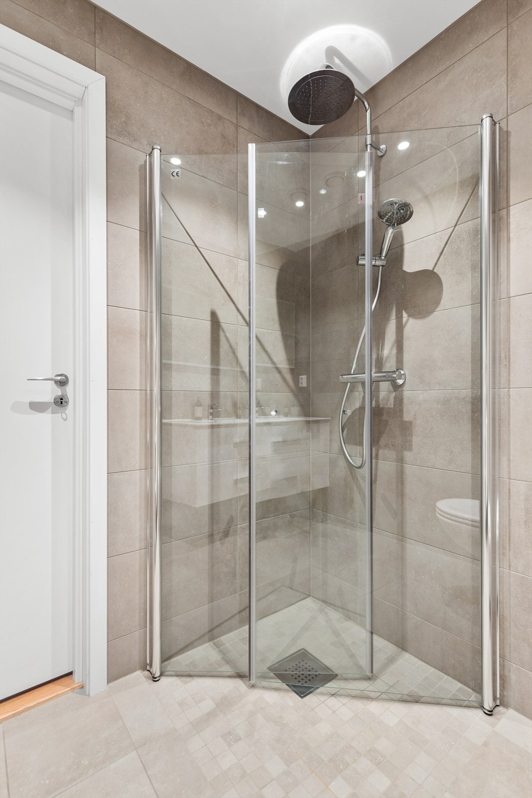 Dusjen er løst praktisk med innfellbare dører. Galleribilde