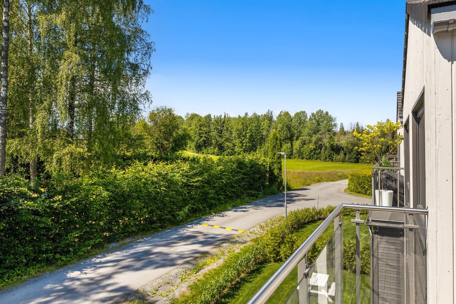 Fra takterrassen er det utsikt ut i naturskjønt landskap. Galleribilde