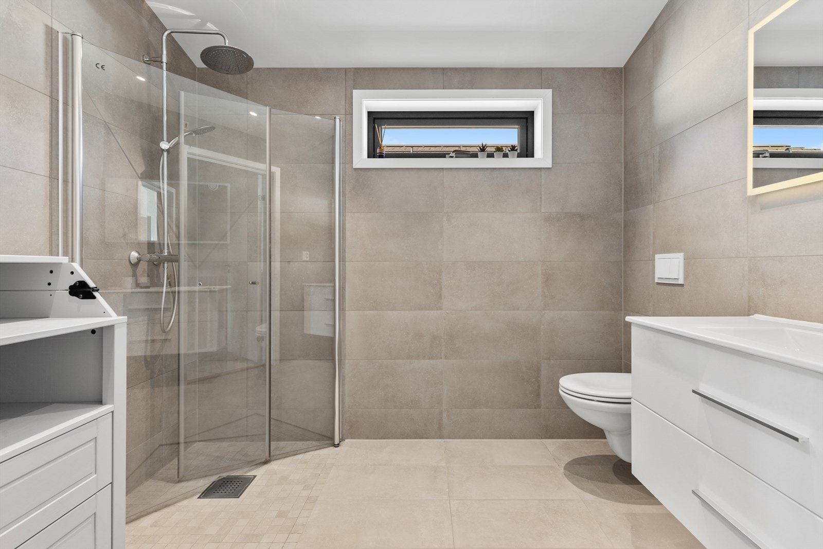 Det er innredet med et praktisk dusjhjørne, toalett og servant. Galleribilde