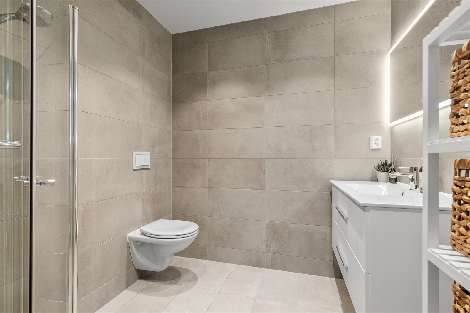 Badet i 1. etasje har adkomst fra stuen. Galleribilde