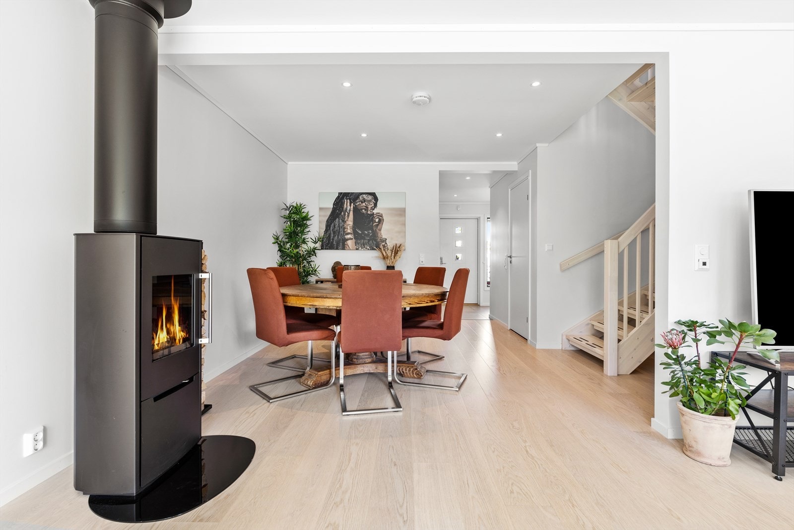 Det er en egen sone for spisestue i det åpne rommet. Galleribilde