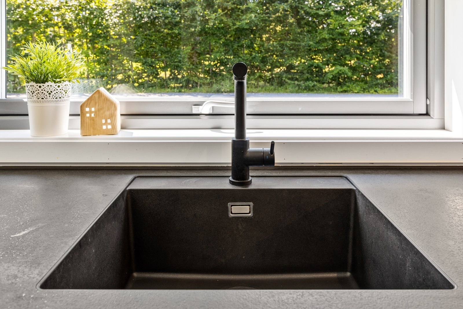 Oppvaskkummen av stål er nedfelt i benkeplaten. Galleribilde