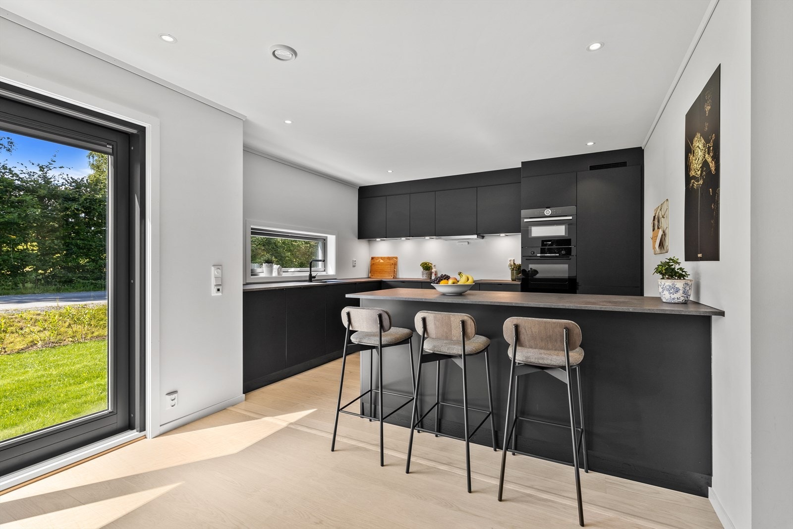 Det er glatte fronter og benkeplate i laminat. Galleribilde