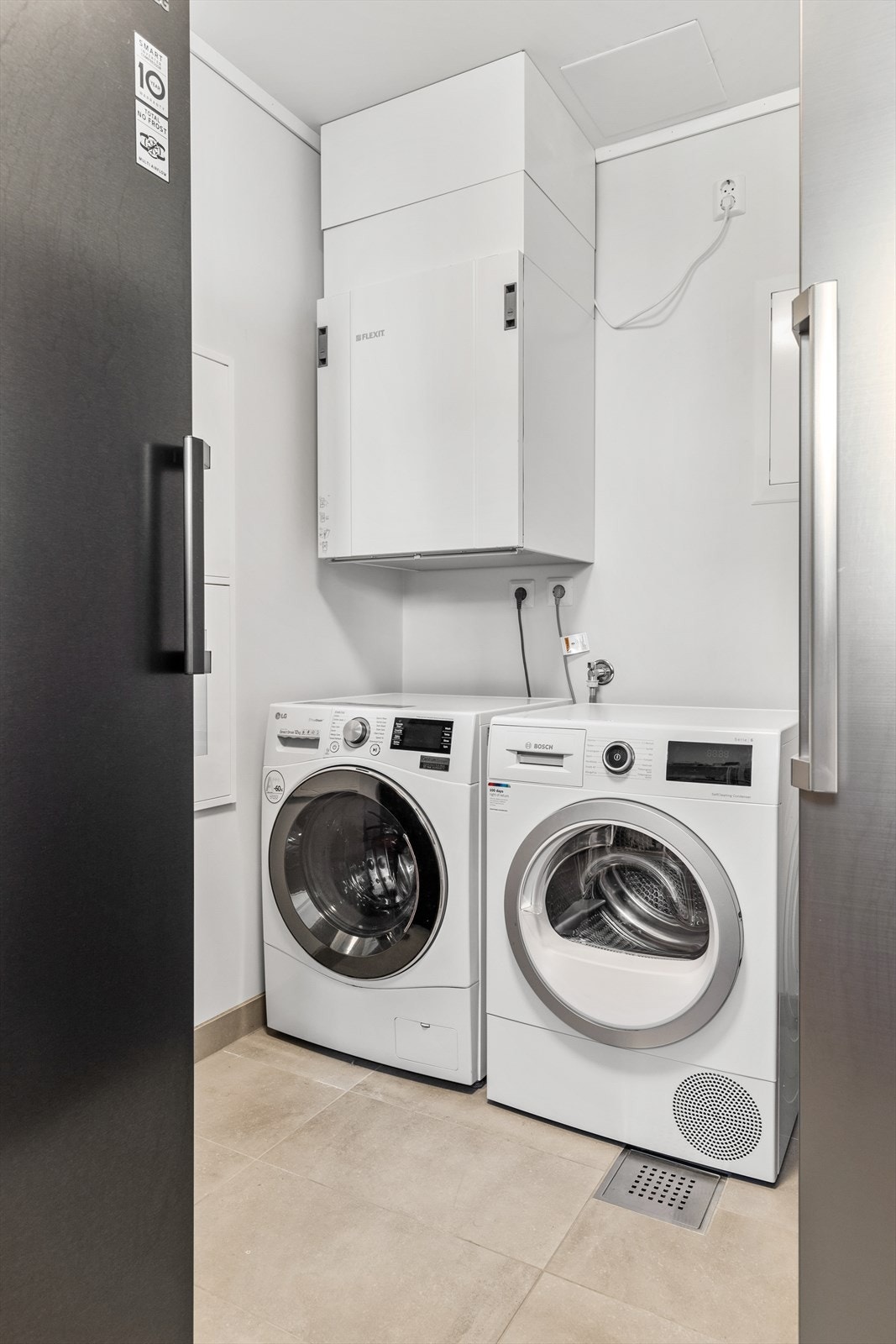 Det er opplegg for vaskemaskin og tørketrommel i bod med adkomst fra entréen. Galleribilde