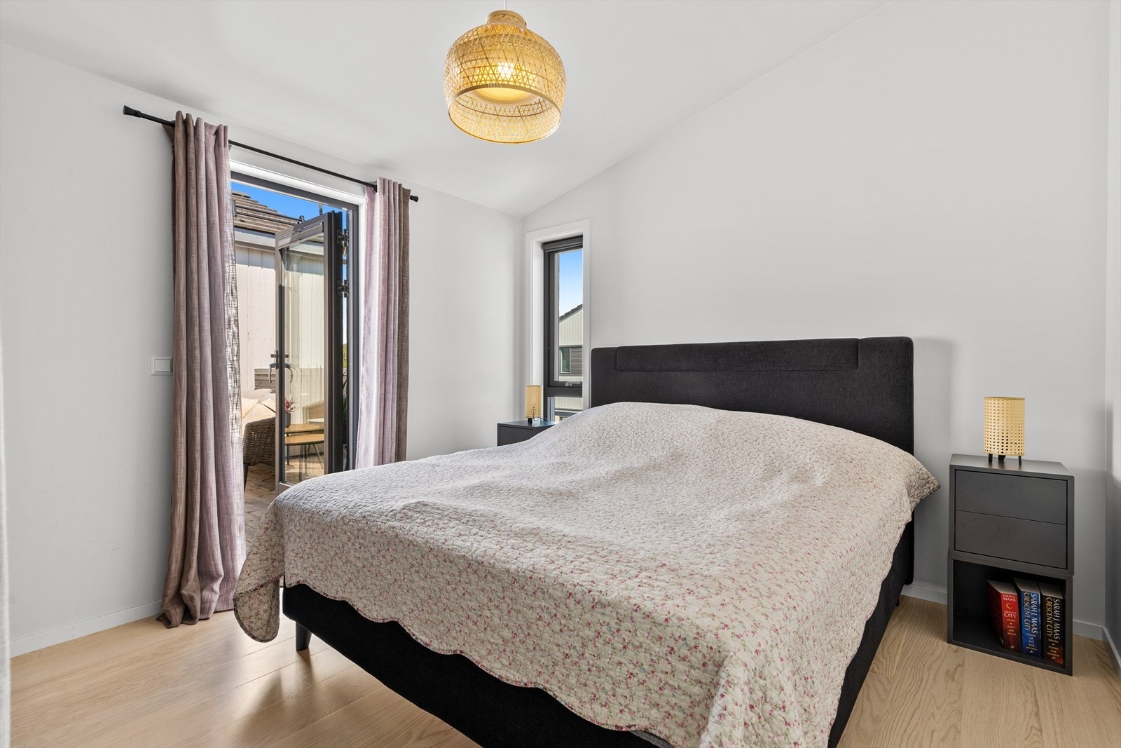 Hovedsoverommet i andre etasje har egen utgang til takterrassen. Galleribilde