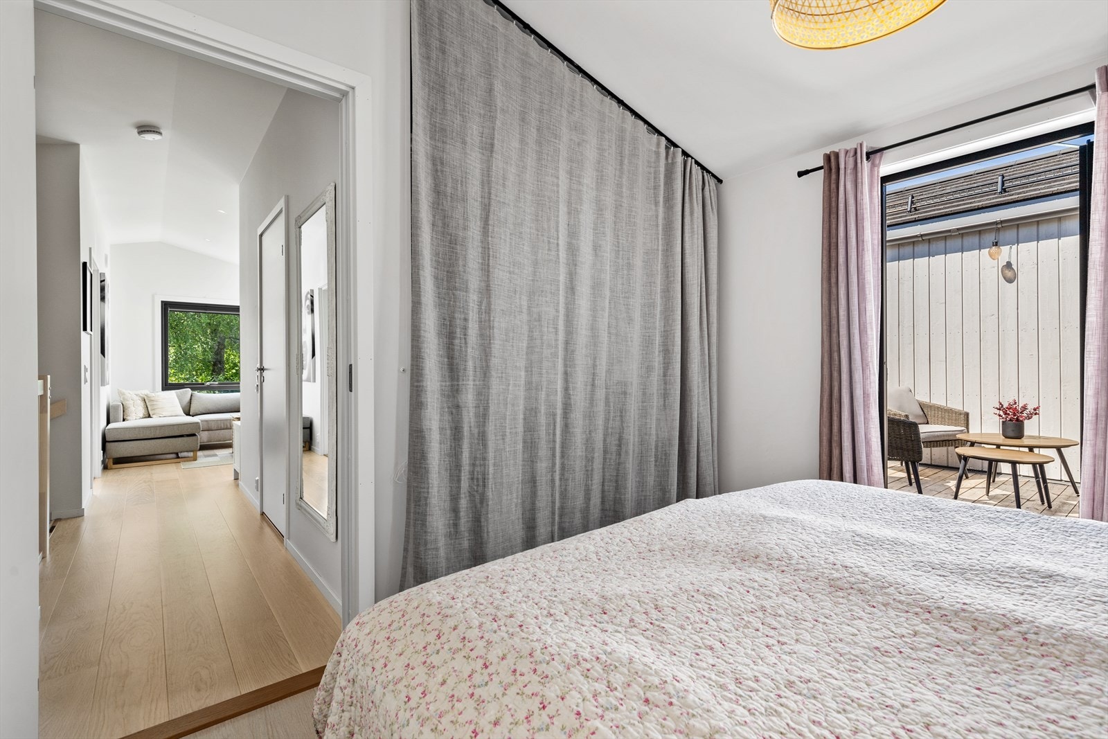 Det er plass til dobbeltseng med nattbord på hver side og et garderobeskap. Galleribilde