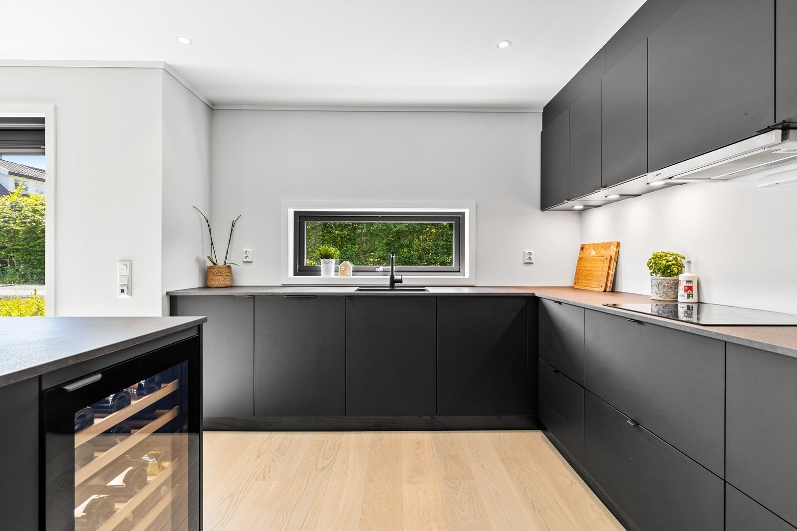 Det er lys under overskapene som lyser opp arbeidsbenken. Galleribilde